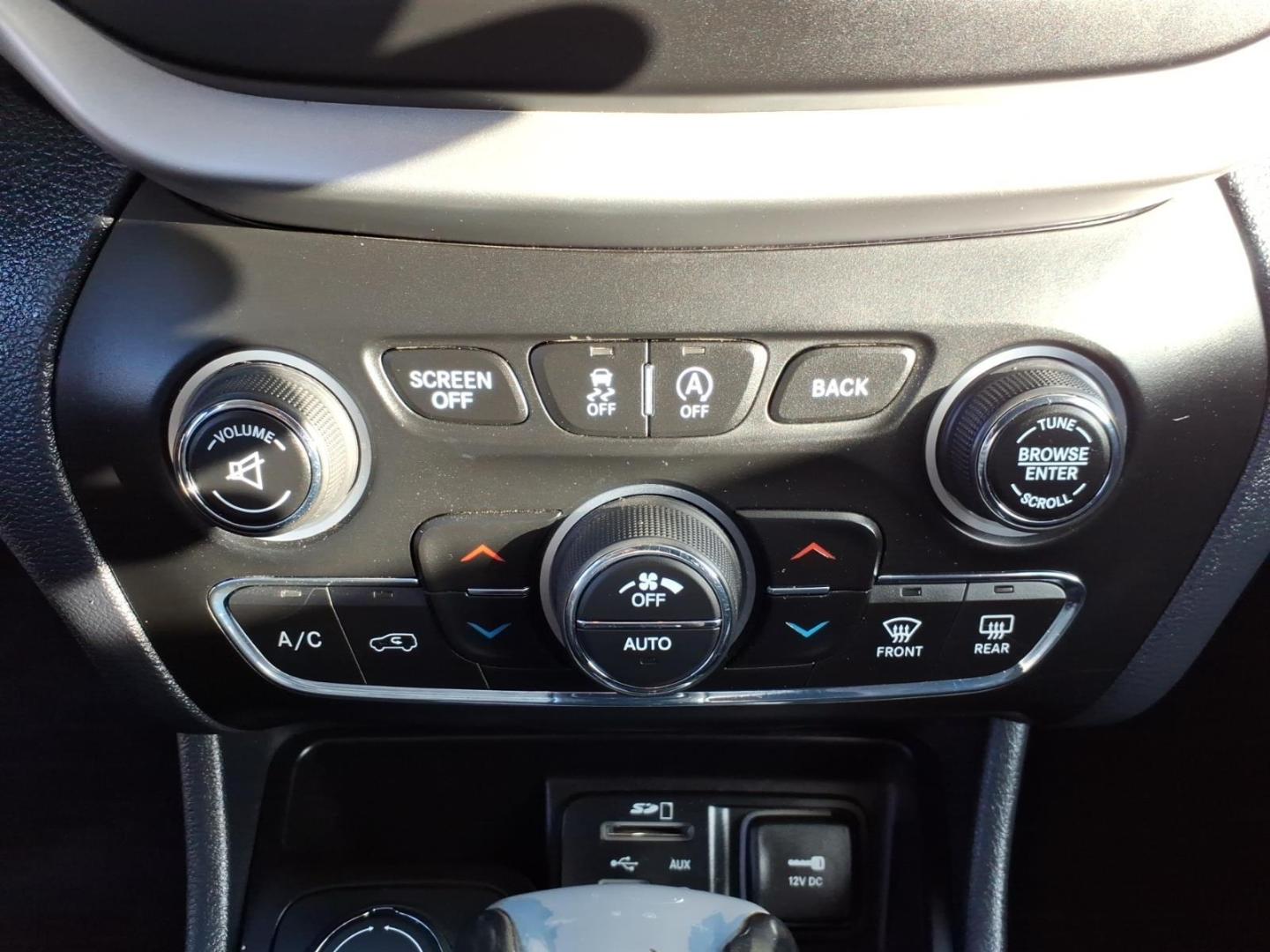 2016 Brilliant Black Crystal Pearl Coat Pxr Jeep Cherokee Limited (1C4PJMDS1GW) with an 3.2L 3.2L V6 271hp 239ft. lbs. Sequential Multiport Fuel Injection engine, Automatic transmission, located at 5505 N. Summit St., Toledo, OH, 43611, (419) 729-2688, 41.654953, -83.530014 - Photo#11