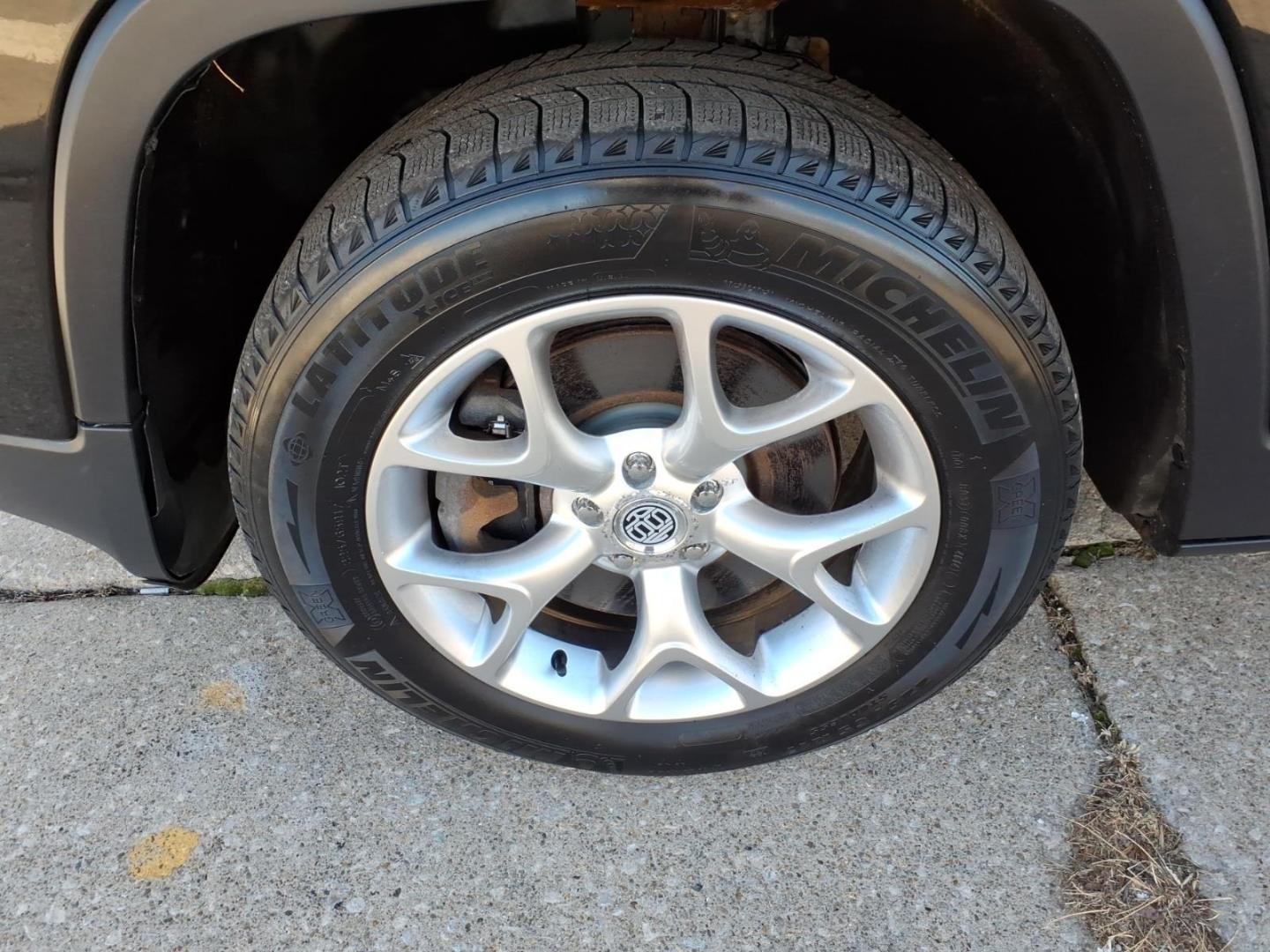 2016 Brilliant Black Crystal Pearl Coat Pxr Jeep Cherokee Limited (1C4PJMDS1GW) with an 3.2L 3.2L V6 271hp 239ft. lbs. Sequential Multiport Fuel Injection engine, Automatic transmission, located at 5505 N. Summit St., Toledo, OH, 43611, (419) 729-2688, 41.654953, -83.530014 - Photo#31