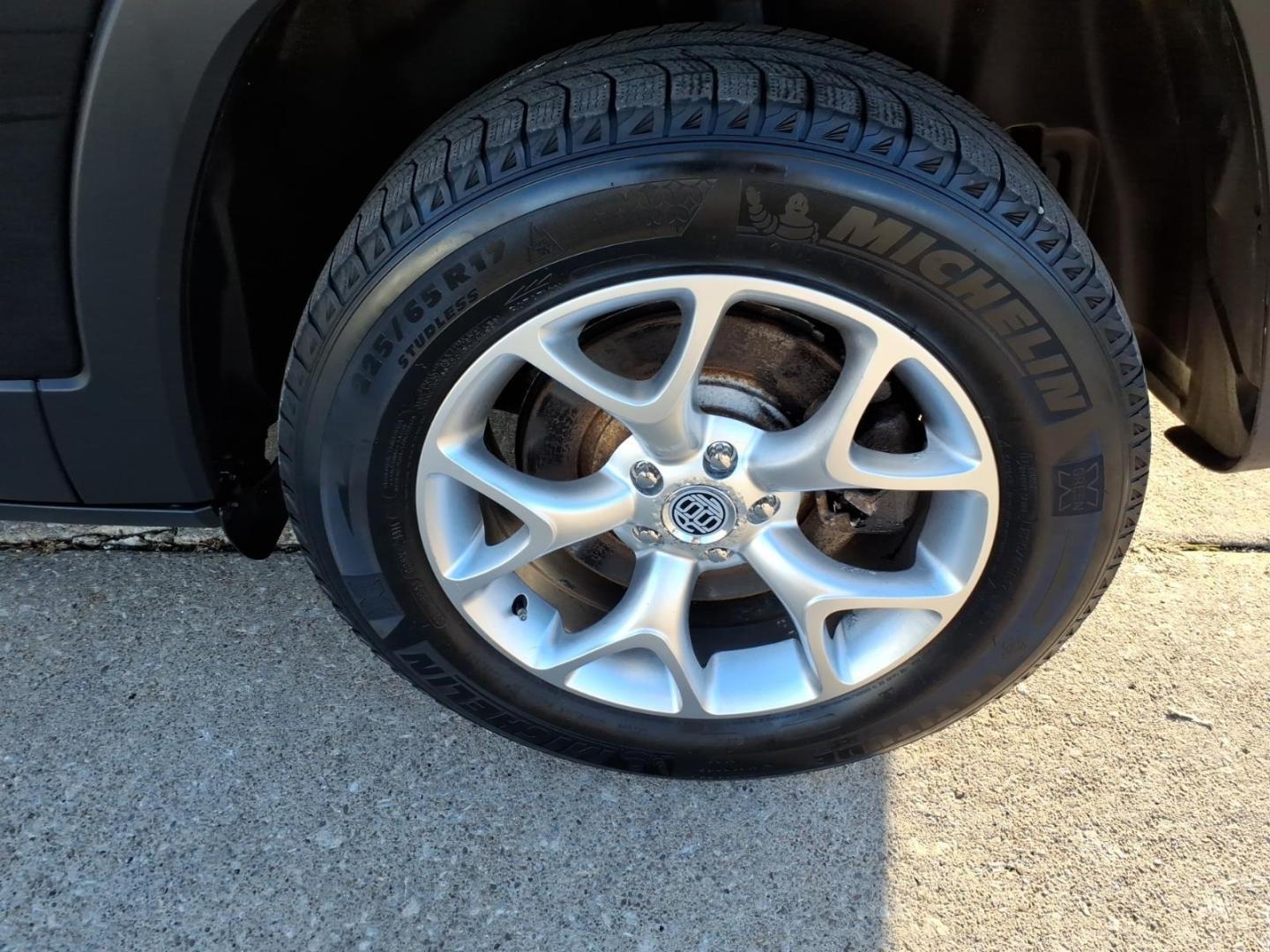 2016 Brilliant Black Crystal Pearl Coat Pxr Jeep Cherokee Limited (1C4PJMDS1GW) with an 3.2L 3.2L V6 271hp 239ft. lbs. Sequential Multiport Fuel Injection engine, Automatic transmission, located at 5505 N. Summit St., Toledo, OH, 43611, (419) 729-2688, 41.654953, -83.530014 - Photo#32