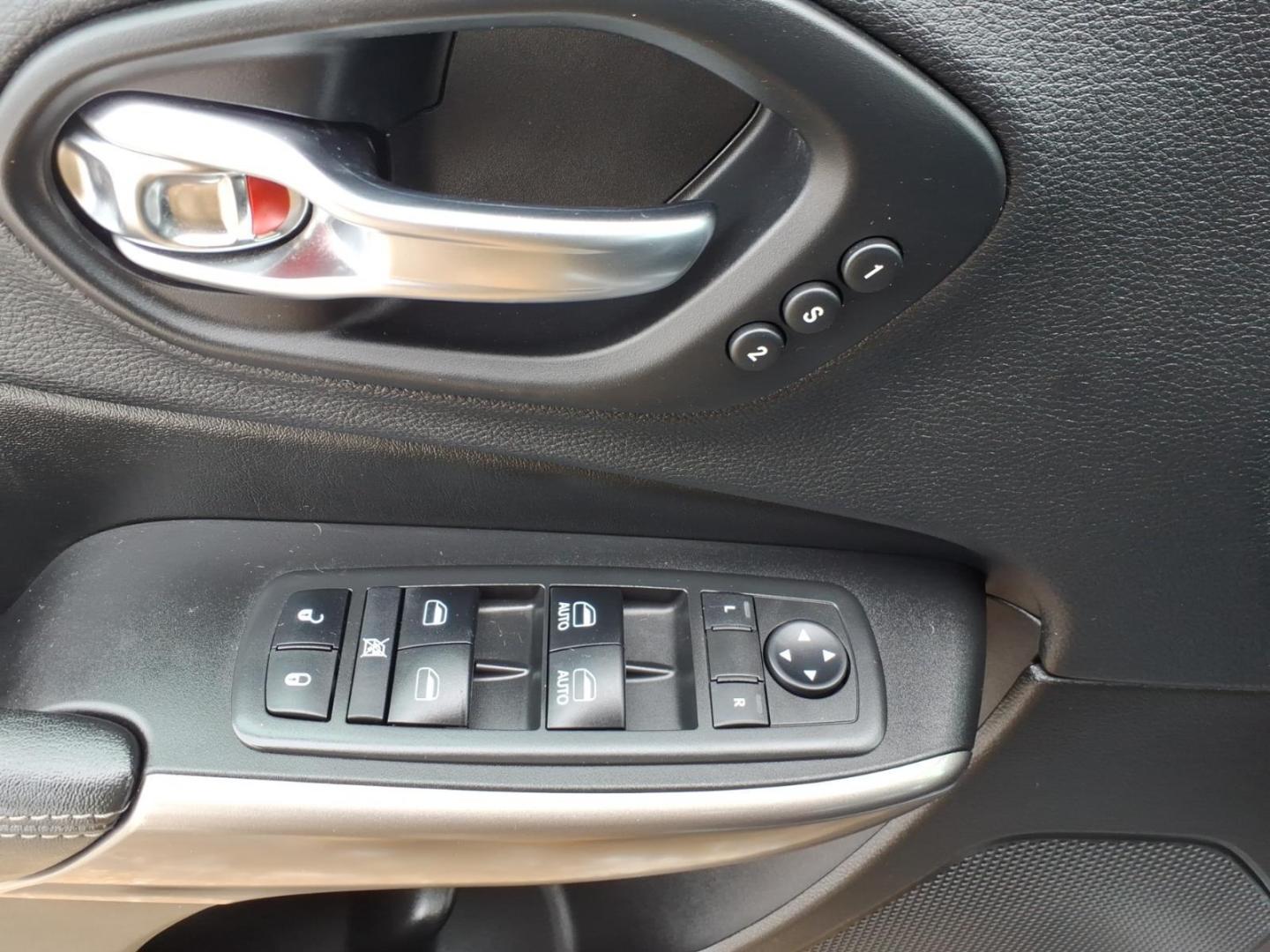 2019 Billet Silver Metallic Clear Coat Jeep Cherokee Limited (1C4PJMDX8KD) with an 3.2L 3.2L V6 271hp 239ft. lbs. Sequential Multiport Fuel Injection engine, 9-Speed Shiftable Automatic transmission, located at 5505 N. Summit St., Toledo, OH, 43611, (419) 729-2688, 41.654953, -83.530014 - Photo#6