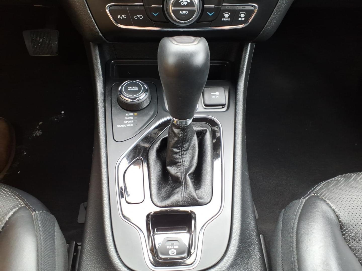 2019 Billet Silver Metallic Clear Coat Jeep Cherokee Limited (1C4PJMDX8KD) with an 3.2L 3.2L V6 271hp 239ft. lbs. Sequential Multiport Fuel Injection engine, 9-Speed Shiftable Automatic transmission, located at 5505 N. Summit St., Toledo, OH, 43611, (419) 729-2688, 41.654953, -83.530014 - Photo#11