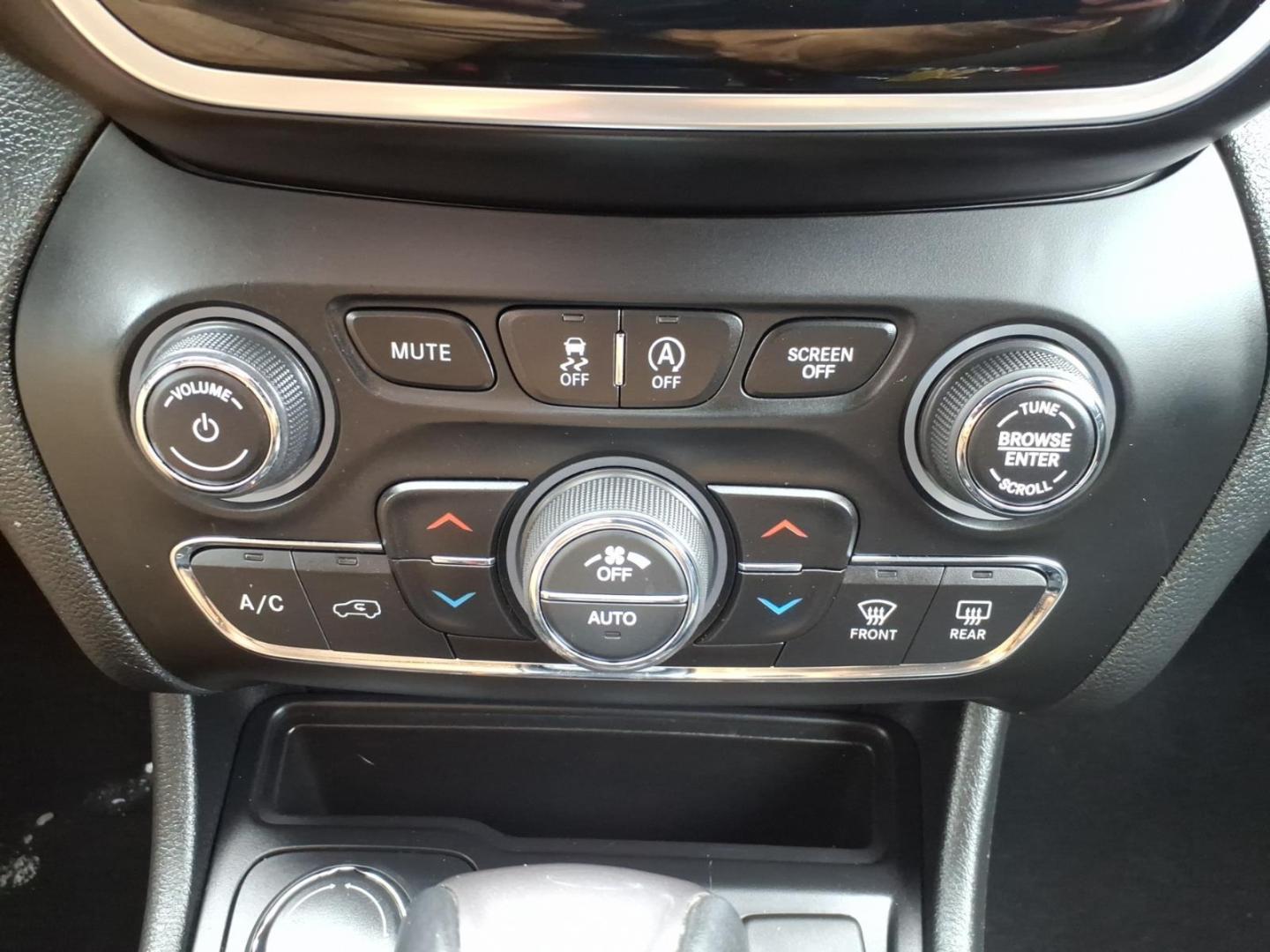 2019 Billet Silver Metallic Clear Coat Jeep Cherokee Limited (1C4PJMDX8KD) with an 3.2L 3.2L V6 271hp 239ft. lbs. Sequential Multiport Fuel Injection engine, 9-Speed Shiftable Automatic transmission, located at 5505 N. Summit St., Toledo, OH, 43611, (419) 729-2688, 41.654953, -83.530014 - Photo#13