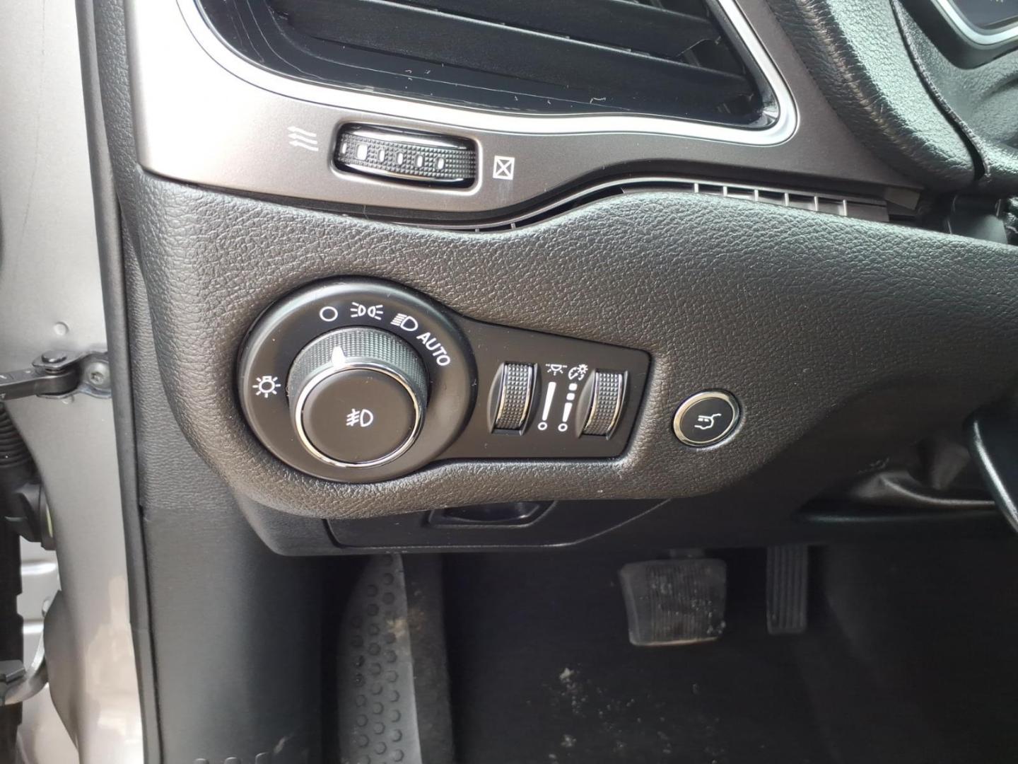 2019 Billet Silver Metallic Clear Coat Jeep Cherokee Limited (1C4PJMDX8KD) with an 3.2L 3.2L V6 271hp 239ft. lbs. Sequential Multiport Fuel Injection engine, 9-Speed Shiftable Automatic transmission, located at 5505 N. Summit St., Toledo, OH, 43611, (419) 729-2688, 41.654953, -83.530014 - Photo#18