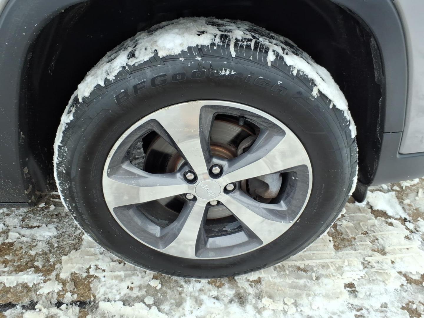 2019 Billet Silver Metallic Clear Coat Jeep Cherokee Limited (1C4PJMDX8KD) with an 3.2L 3.2L V6 271hp 239ft. lbs. Sequential Multiport Fuel Injection engine, 9-Speed Shiftable Automatic transmission, located at 5505 N. Summit St., Toledo, OH, 43611, (419) 729-2688, 41.654953, -83.530014 - Photo#29