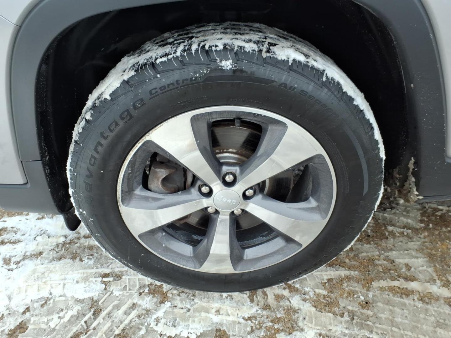 2019 Billet Silver Metallic Clear Coat Jeep Cherokee Limited (1C4PJMDX8KD) with an 3.2L 3.2L V6 271hp 239ft. lbs. Sequential Multiport Fuel Injection engine, 9-Speed Shiftable Automatic transmission, located at 5505 N. Summit St., Toledo, OH, 43611, (419) 729-2688, 41.654953, -83.530014 - Photo#30