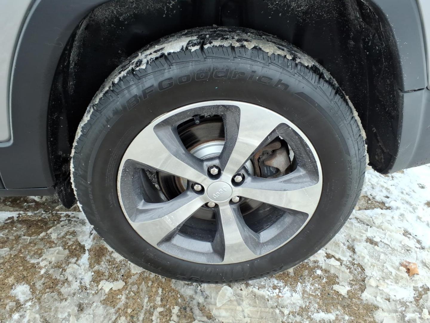 2019 Billet Silver Metallic Clear Coat Jeep Cherokee Limited (1C4PJMDX8KD) with an 3.2L 3.2L V6 271hp 239ft. lbs. Sequential Multiport Fuel Injection engine, 9-Speed Shiftable Automatic transmission, located at 5505 N. Summit St., Toledo, OH, 43611, (419) 729-2688, 41.654953, -83.530014 - Photo#31