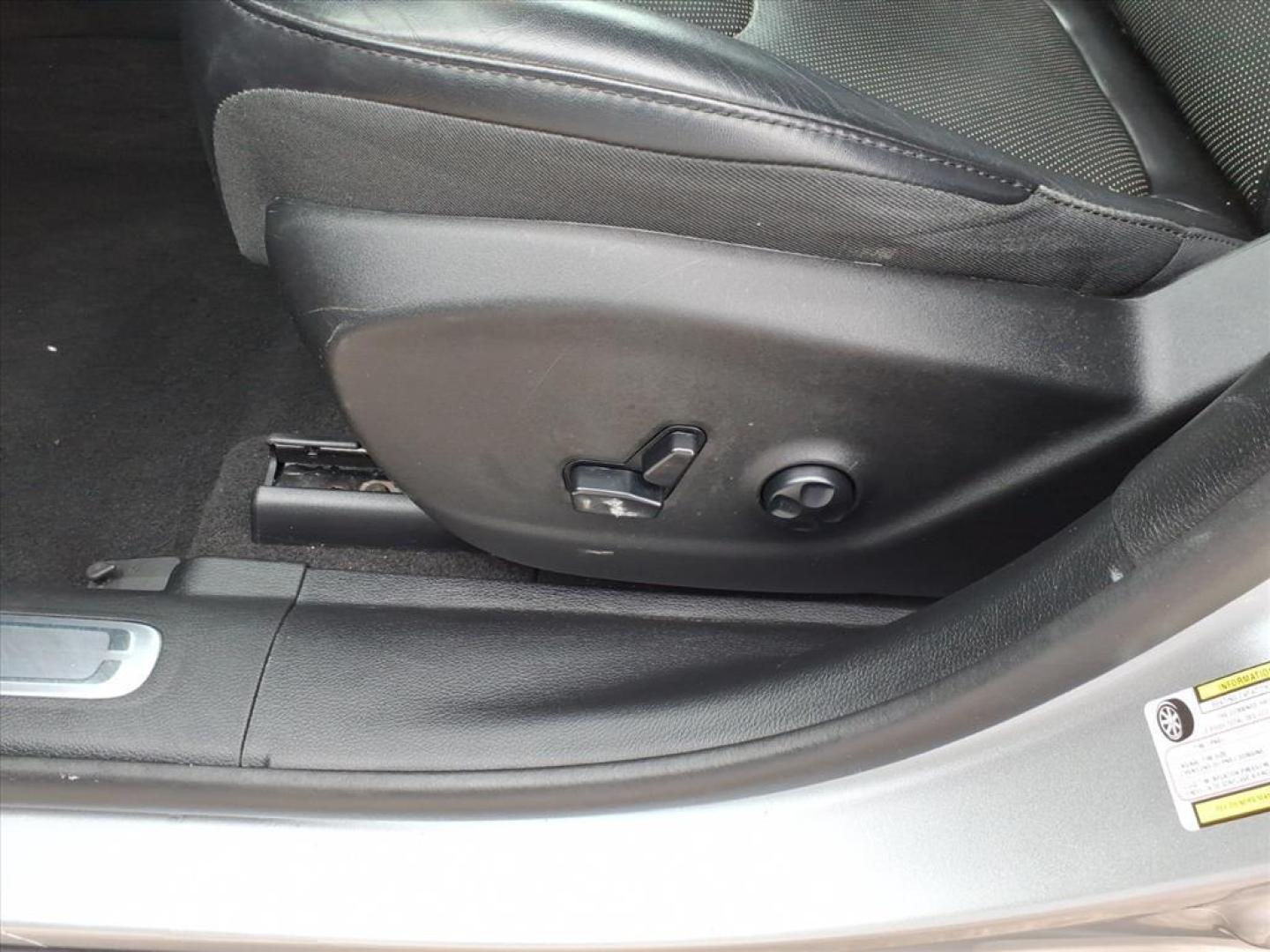 2019 Billet Silver Metallic Clear Coat Jeep Cherokee Limited (1C4PJMDX8KD) with an 3.2L 3.2L V6 271hp 239ft. lbs. Sequential Multiport Fuel Injection engine, 9-Speed Shiftable Automatic transmission, located at 5505 N. Summit St., Toledo, OH, 43611, (419) 729-2688, 41.654953, -83.530014 - Photo#2