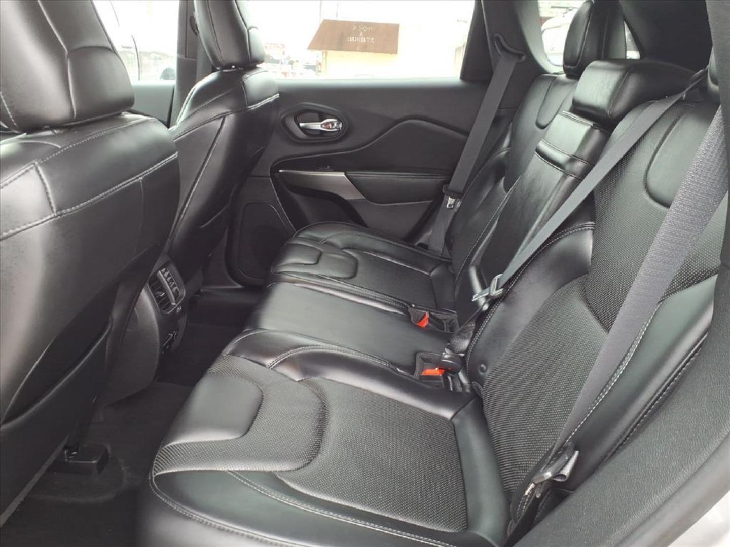 2019 Billet Silver Metallic Clear Coat Jeep Cherokee Limited (1C4PJMDX8KD) with an 3.2L 3.2L V6 271hp 239ft. lbs. Sequential Multiport Fuel Injection engine, 9-Speed Shiftable Automatic transmission, located at 5505 N. Summit St., Toledo, OH, 43611, (419) 729-2688, 41.654953, -83.530014 - Photo#3