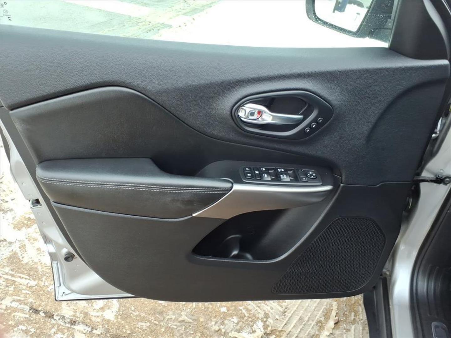 2019 Billet Silver Metallic Clear Coat Jeep Cherokee Limited (1C4PJMDX8KD) with an 3.2L 3.2L V6 271hp 239ft. lbs. Sequential Multiport Fuel Injection engine, 9-Speed Shiftable Automatic transmission, located at 5505 N. Summit St., Toledo, OH, 43611, (419) 729-2688, 41.654953, -83.530014 - Photo#5