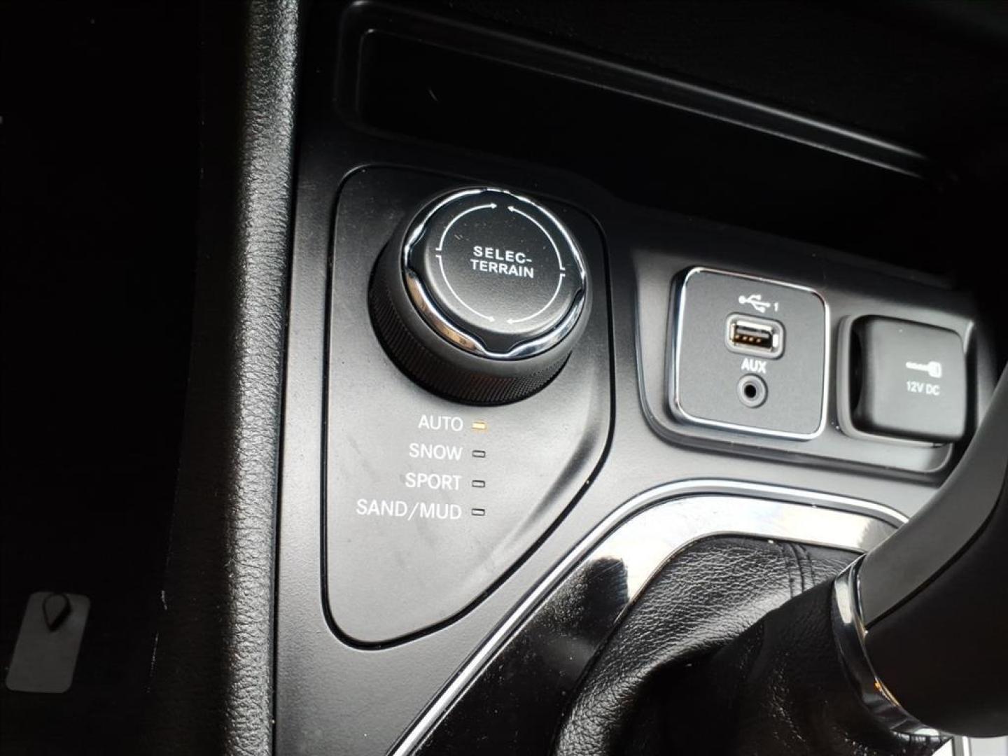 2019 Billet Silver Metallic Clear Coat Jeep Cherokee Limited (1C4PJMDX8KD) with an 3.2L 3.2L V6 271hp 239ft. lbs. Sequential Multiport Fuel Injection engine, 9-Speed Shiftable Automatic transmission, located at 5505 N. Summit St., Toledo, OH, 43611, (419) 729-2688, 41.654953, -83.530014 - Photo#12