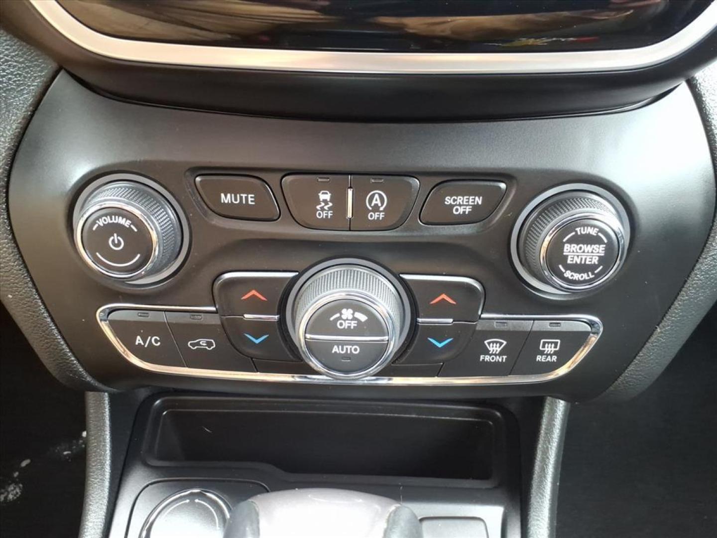 2019 Billet Silver Metallic Clear Coat Jeep Cherokee Limited (1C4PJMDX8KD) with an 3.2L 3.2L V6 271hp 239ft. lbs. Sequential Multiport Fuel Injection engine, 9-Speed Shiftable Automatic transmission, located at 5505 N. Summit St., Toledo, OH, 43611, (419) 729-2688, 41.654953, -83.530014 - Photo#13