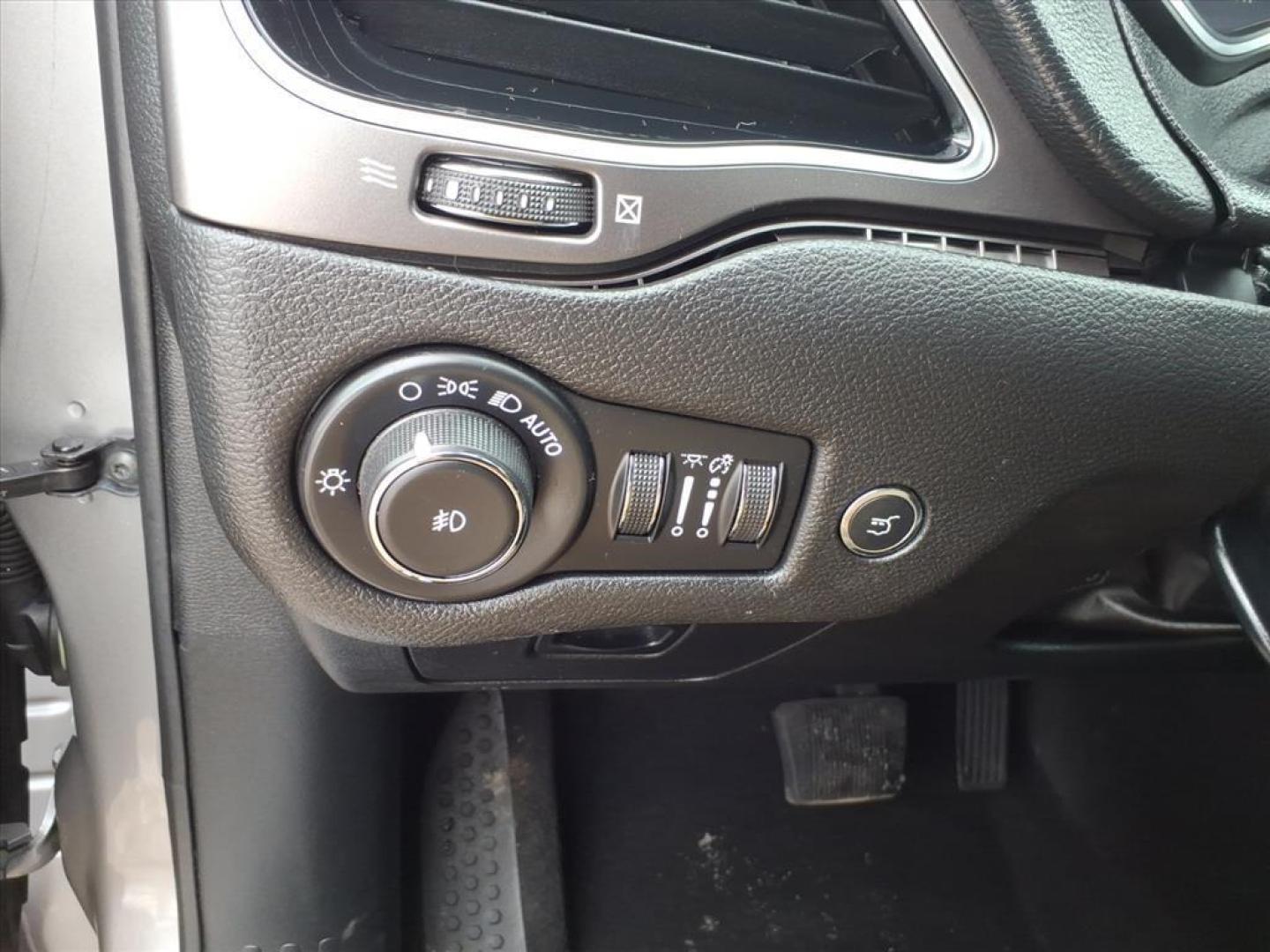 2019 Billet Silver Metallic Clear Coat Jeep Cherokee Limited (1C4PJMDX8KD) with an 3.2L 3.2L V6 271hp 239ft. lbs. Sequential Multiport Fuel Injection engine, 9-Speed Shiftable Automatic transmission, located at 5505 N. Summit St., Toledo, OH, 43611, (419) 729-2688, 41.654953, -83.530014 - Photo#18