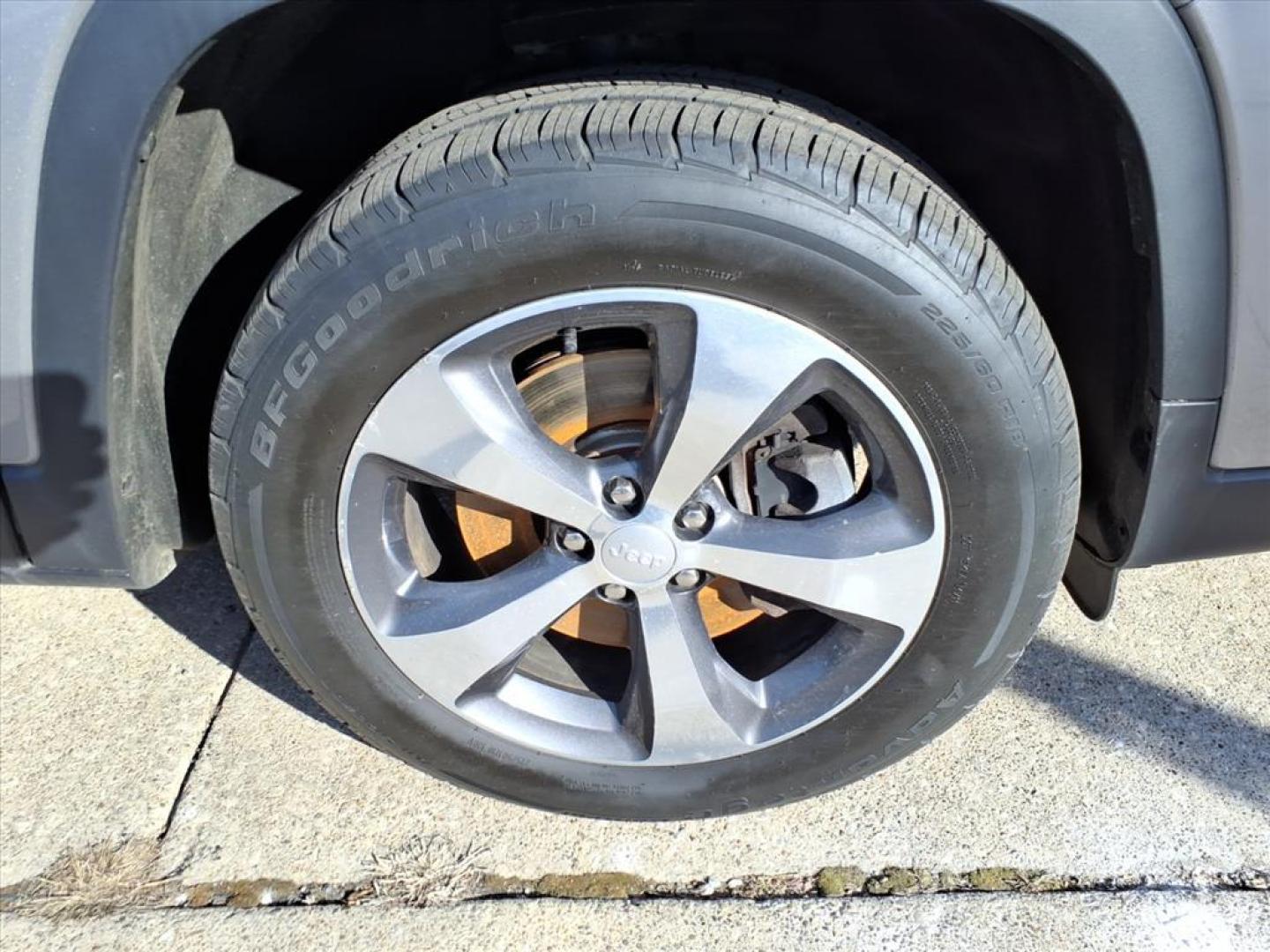 2019 Billet Silver Metallic Clear Coat Jeep Cherokee Limited (1C4PJMDX8KD) with an 3.2L 3.2L V6 271hp 239ft. lbs. Sequential Multiport Fuel Injection engine, 9-Speed Shiftable Automatic transmission, located at 5505 N. Summit St., Toledo, OH, 43611, (419) 729-2688, 41.654953, -83.530014 - Photo#29