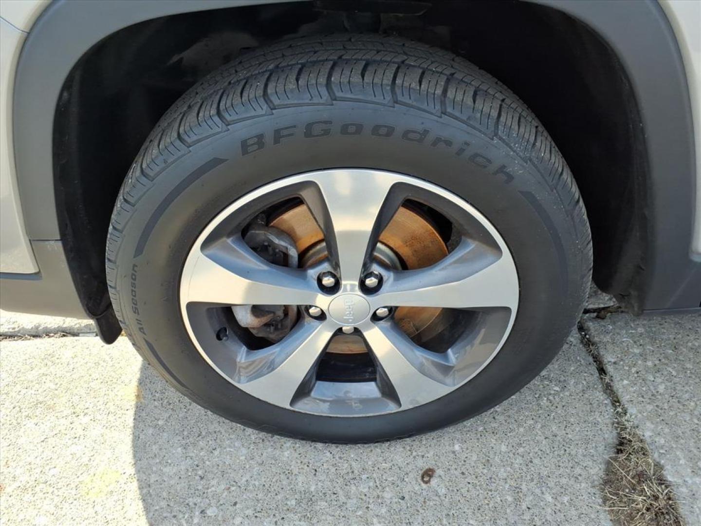 2019 Billet Silver Metallic Clear Coat Jeep Cherokee Limited (1C4PJMDX8KD) with an 3.2L 3.2L V6 271hp 239ft. lbs. Sequential Multiport Fuel Injection engine, 9-Speed Shiftable Automatic transmission, located at 5505 N. Summit St., Toledo, OH, 43611, (419) 729-2688, 41.654953, -83.530014 - Photo#30