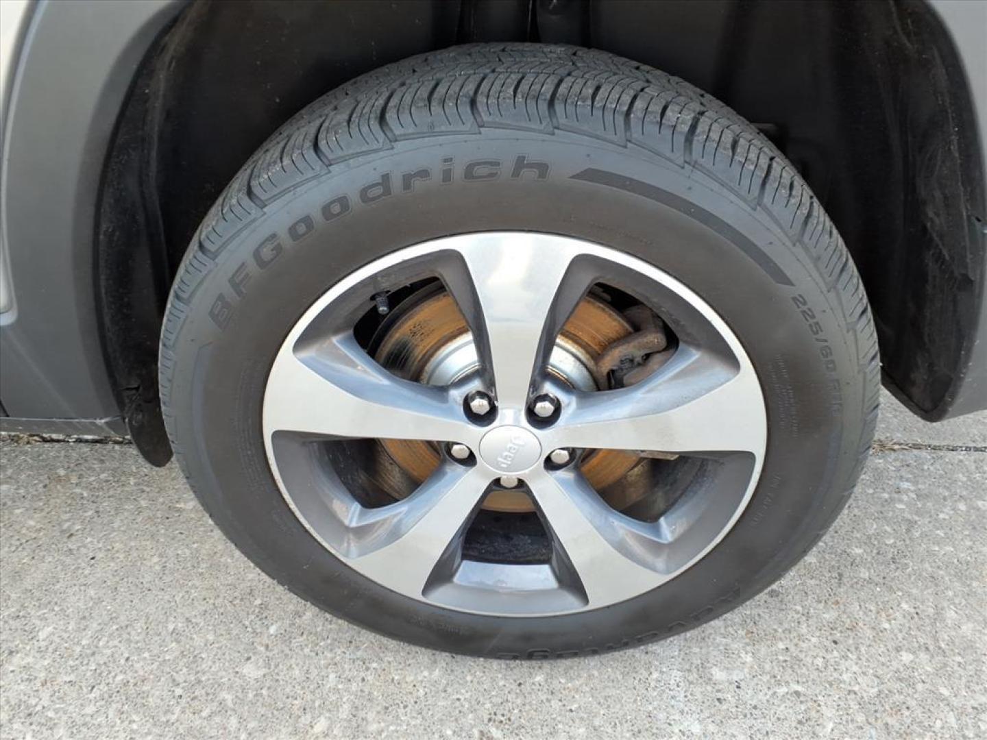 2019 Billet Silver Metallic Clear Coat Jeep Cherokee Limited (1C4PJMDX8KD) with an 3.2L 3.2L V6 271hp 239ft. lbs. Sequential Multiport Fuel Injection engine, 9-Speed Shiftable Automatic transmission, located at 5505 N. Summit St., Toledo, OH, 43611, (419) 729-2688, 41.654953, -83.530014 - Photo#31