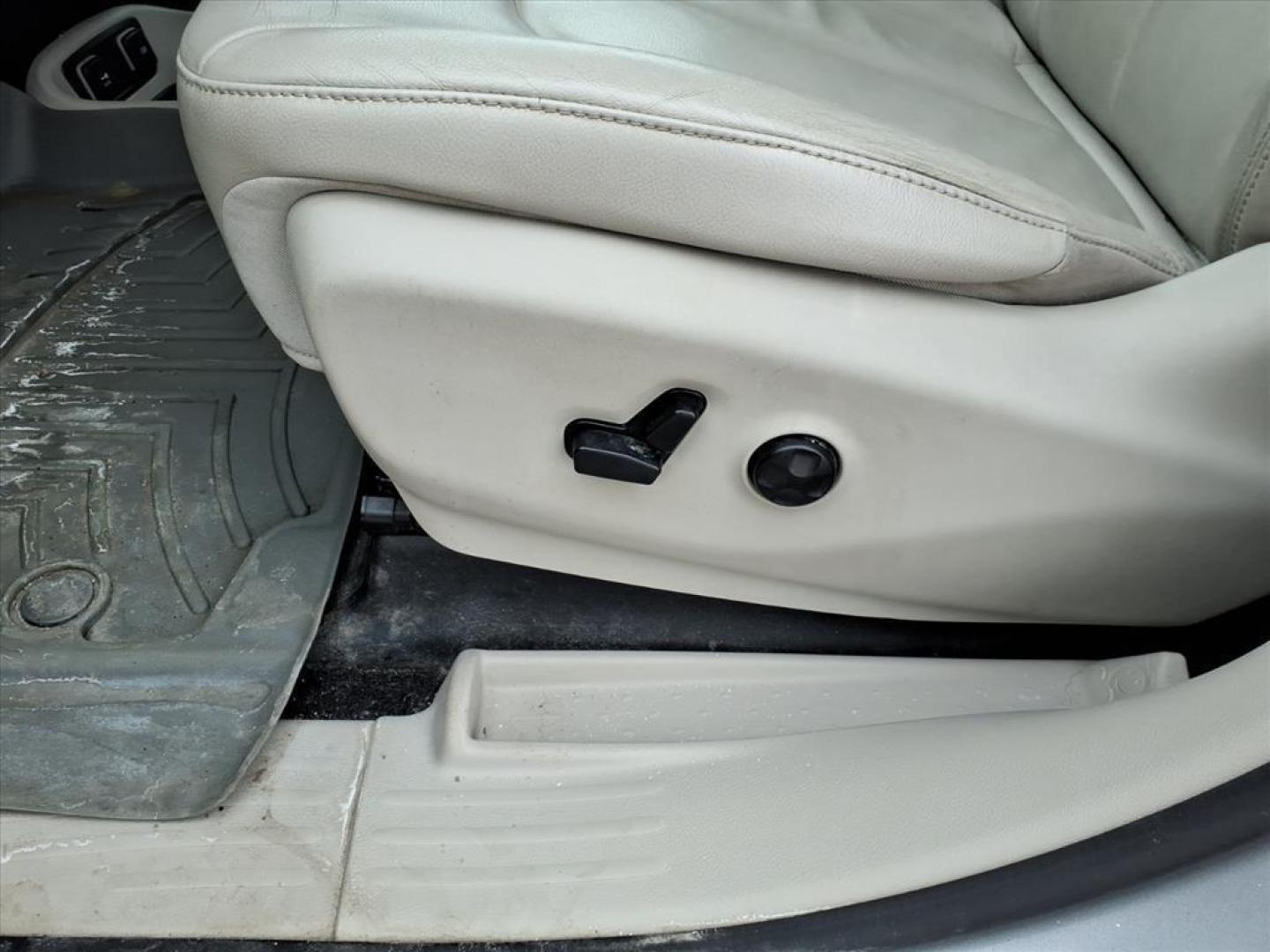 2017 Billet Silver Metallic Clear Coat Chrysler Pacifica Touring-L (2C4RC1BG6HR) with an 3.6L Pentastar 3.6L V6 287hp 262ft. lbs. Sequential Multiport Fuel Injection engine, 9-Speed Shiftable Automatic transmission, located at 5505 N. Summit St., Toledo, OH, 43611, (419) 729-2688, 41.654953, -83.530014 - Photo#2