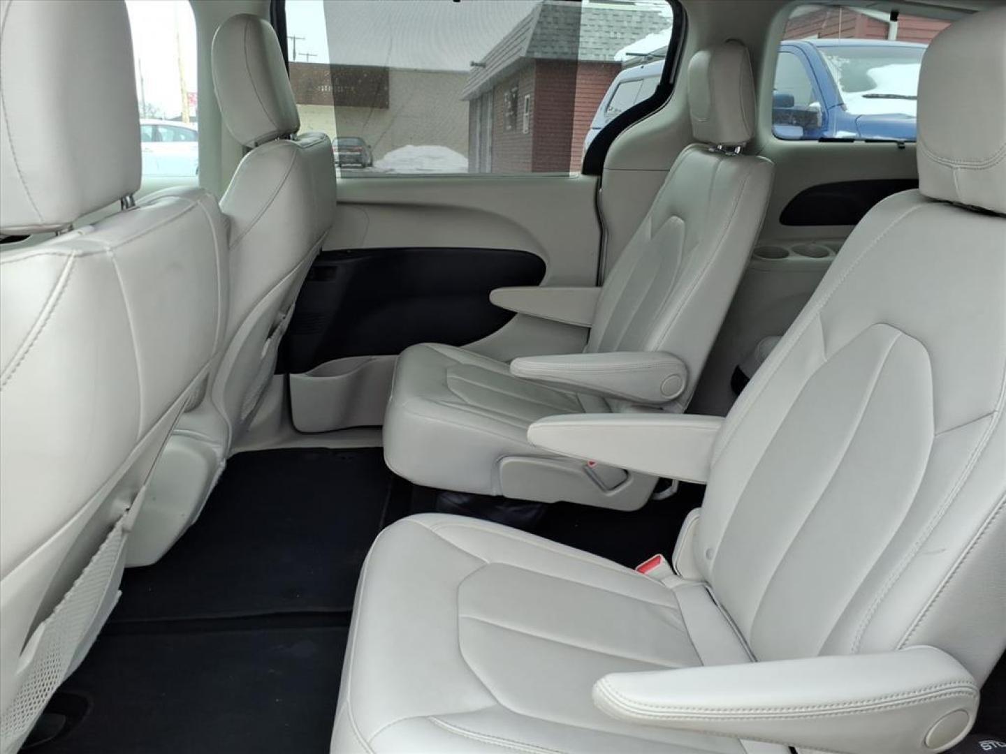 2017 Billet Silver Metallic Clear Coat Chrysler Pacifica Touring-L (2C4RC1BG6HR) with an 3.6L Pentastar 3.6L V6 287hp 262ft. lbs. Sequential Multiport Fuel Injection engine, 9-Speed Shiftable Automatic transmission, located at 5505 N. Summit St., Toledo, OH, 43611, (419) 729-2688, 41.654953, -83.530014 - Photo#3