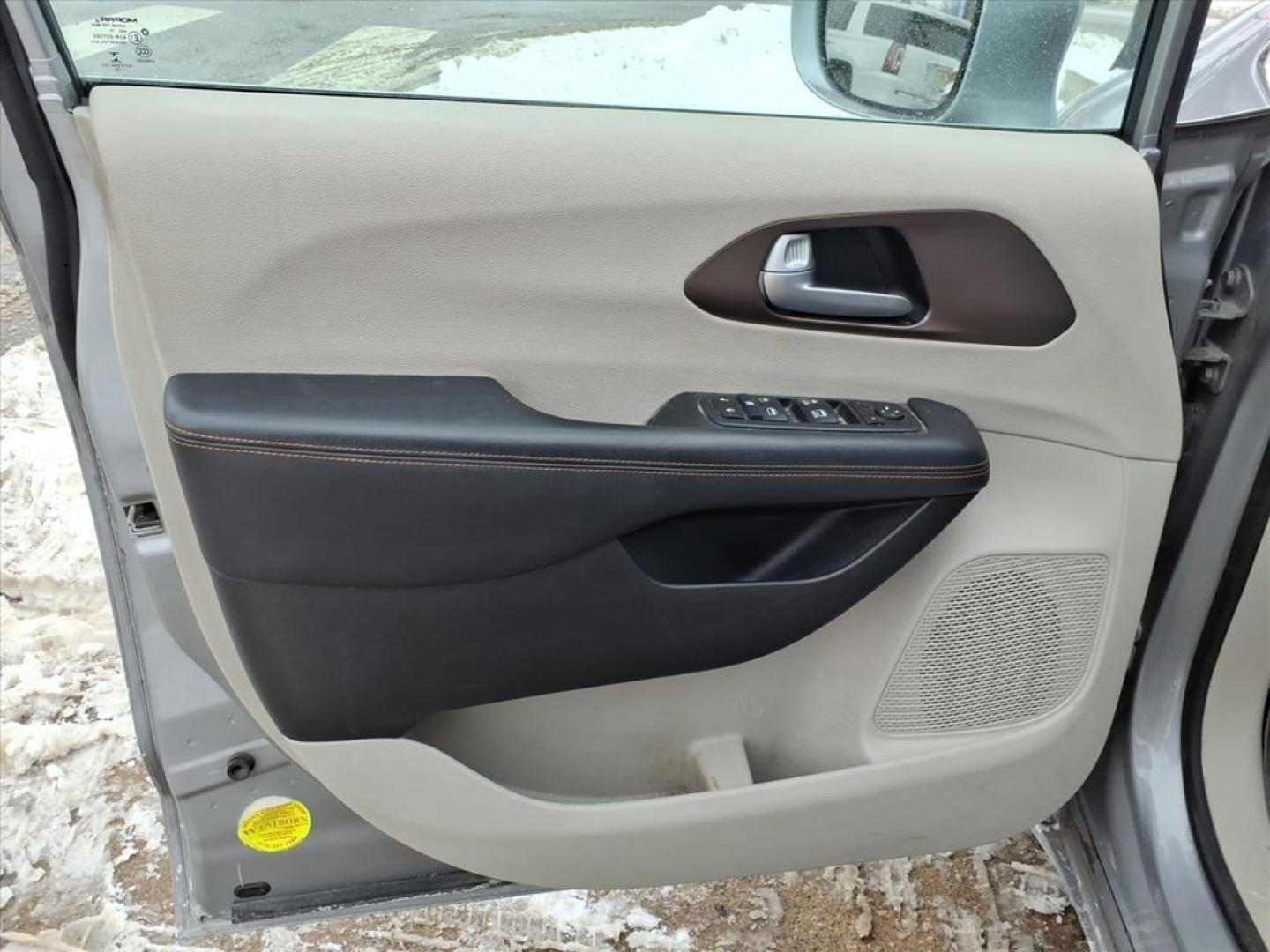 2017 Billet Silver Metallic Clear Coat Chrysler Pacifica Touring-L (2C4RC1BG6HR) with an 3.6L Pentastar 3.6L V6 287hp 262ft. lbs. Sequential Multiport Fuel Injection engine, 9-Speed Shiftable Automatic transmission, located at 5505 N. Summit St., Toledo, OH, 43611, (419) 729-2688, 41.654953, -83.530014 - Photo#6