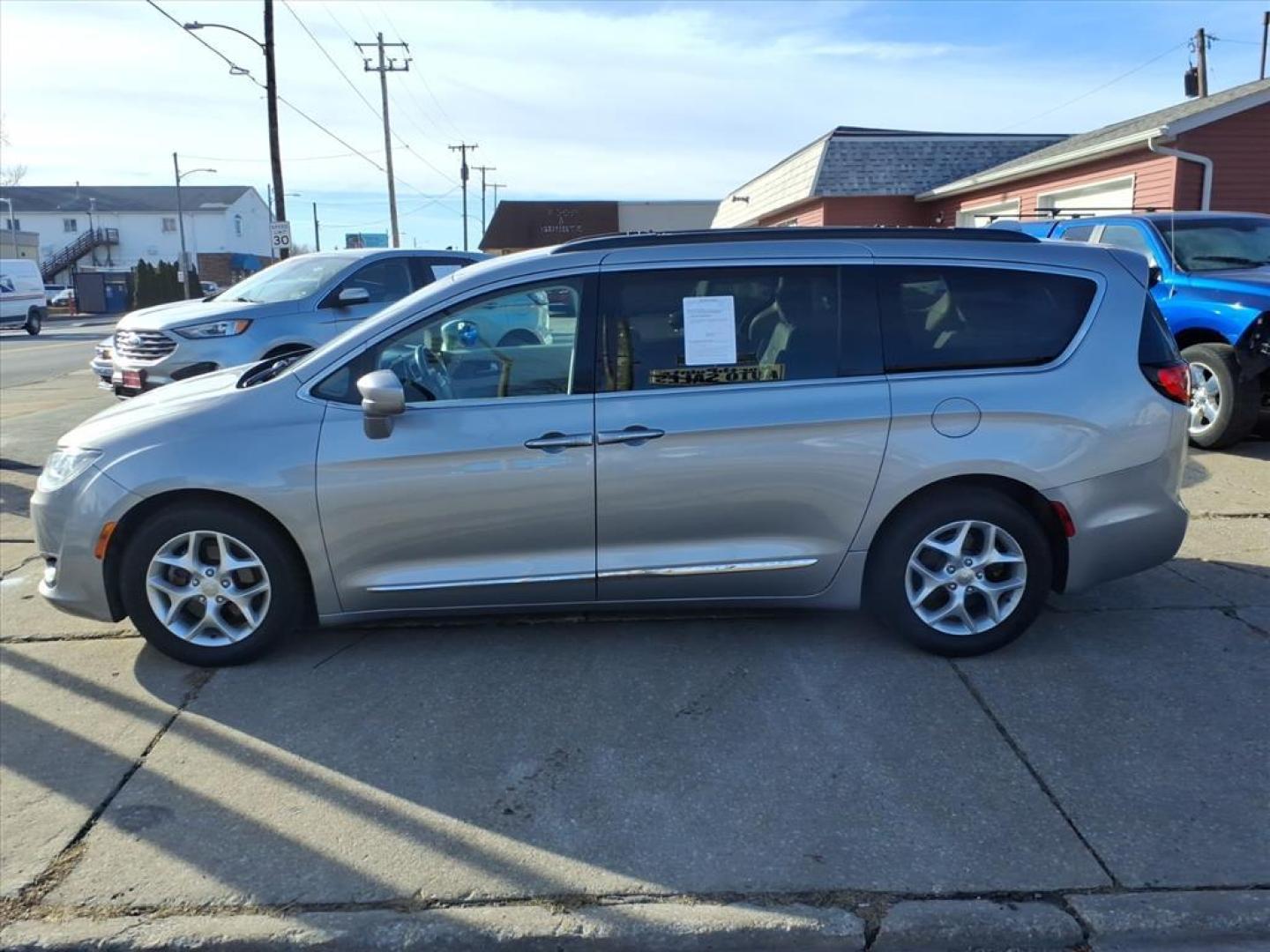 2017 Billet Silver Metallic Clear Coat Chrysler Pacifica Touring-L (2C4RC1BG6HR) with an 3.6L Pentastar 3.6L V6 287hp 262ft. lbs. Sequential Multiport Fuel Injection engine, 9-Speed Shiftable Automatic transmission, located at 5505 N. Summit St., Toledo, OH, 43611, (419) 729-2688, 41.654953, -83.530014 - Photo#23
