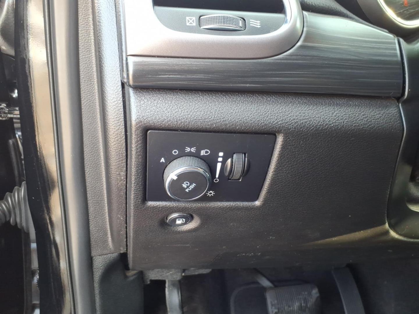 2019 Diamond Black Crystal Pearl Coat Jeep Grand Cherokee Laredo (1C4RJFAG4KC) with an 3.6L Pentastar 3.6L V6 295hp 260ft. lbs. Sequential Multiport Fuel Injection engine, 8-Speed Shiftable Automatic transmission, located at 5505 N. Summit St., Toledo, OH, 43611, (419) 729-2688, 41.654953, -83.530014 - Photo#16