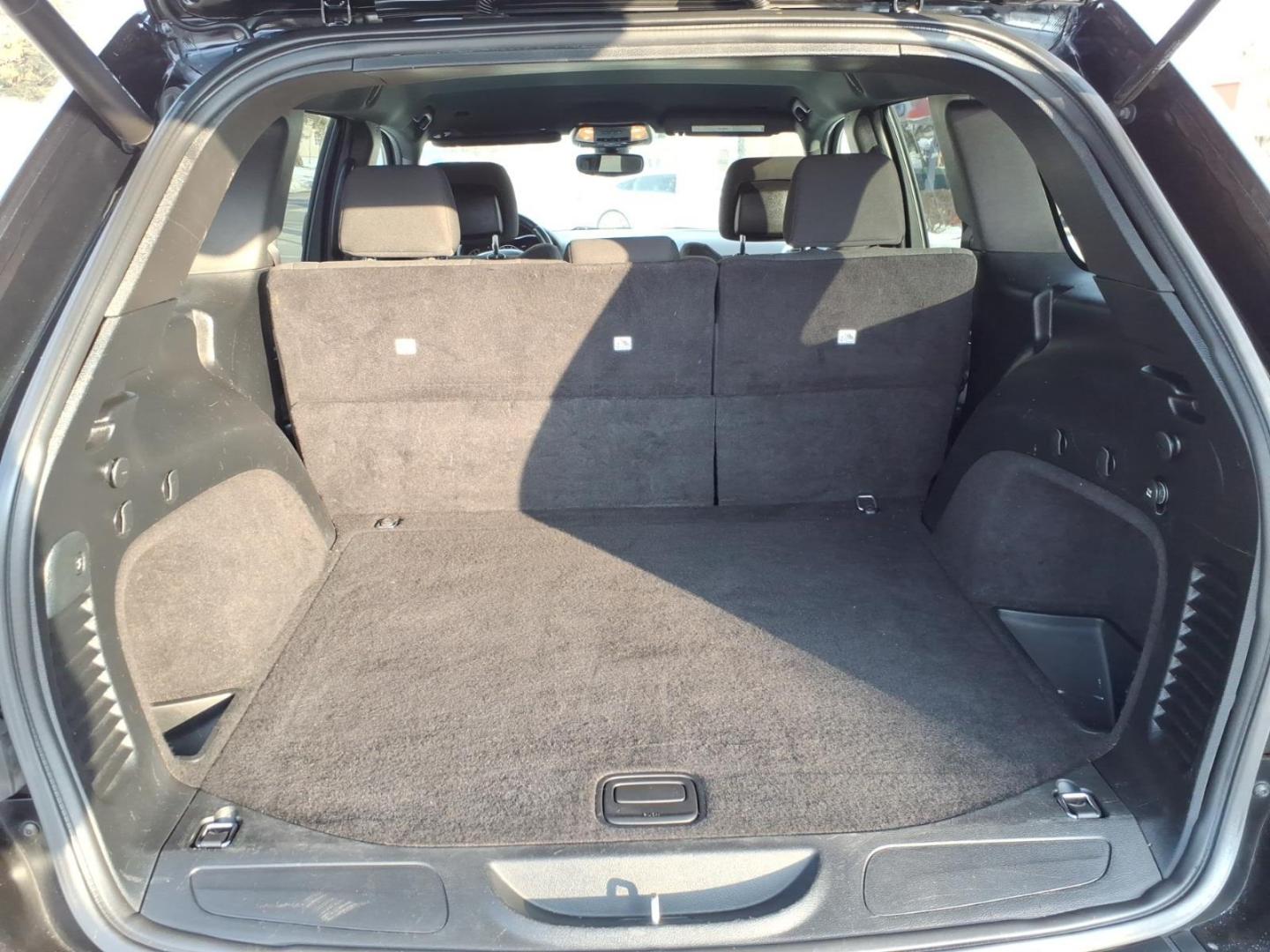 2019 Diamond Black Crystal Pearl Coat Jeep Grand Cherokee Laredo (1C4RJFAG4KC) with an 3.6L Pentastar 3.6L V6 295hp 260ft. lbs. Sequential Multiport Fuel Injection engine, 8-Speed Shiftable Automatic transmission, located at 5505 N. Summit St., Toledo, OH, 43611, (419) 729-2688, 41.654953, -83.530014 - Photo#17