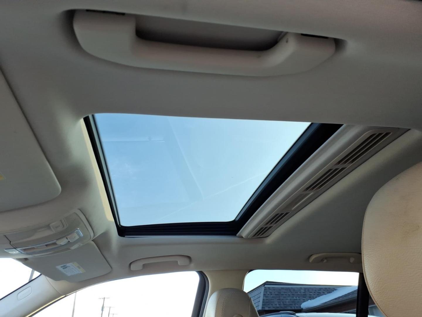 2018 Polar White Mercedes-Benz GLE GLE 350 4MATIC (4JGDA5HB9JB) with an 3.5L 3.5L V6 302hp 273ft. lbs. Direct Injection engine, 7-Speed Shiftable Automatic transmission, located at 5505 N. Summit St., Toledo, OH, 43611, (419) 729-2688, 41.654953, -83.530014 - Photo#1