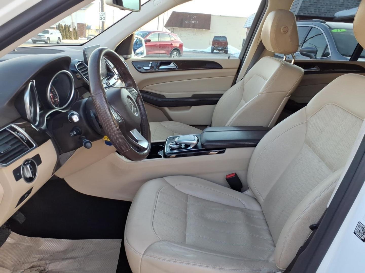 2018 Polar White Mercedes-Benz GLE GLE 350 4MATIC (4JGDA5HB9JB) with an 3.5L 3.5L V6 302hp 273ft. lbs. Direct Injection engine, 7-Speed Shiftable Automatic transmission, located at 5505 N. Summit St., Toledo, OH, 43611, (419) 729-2688, 41.654953, -83.530014 - Photo#2