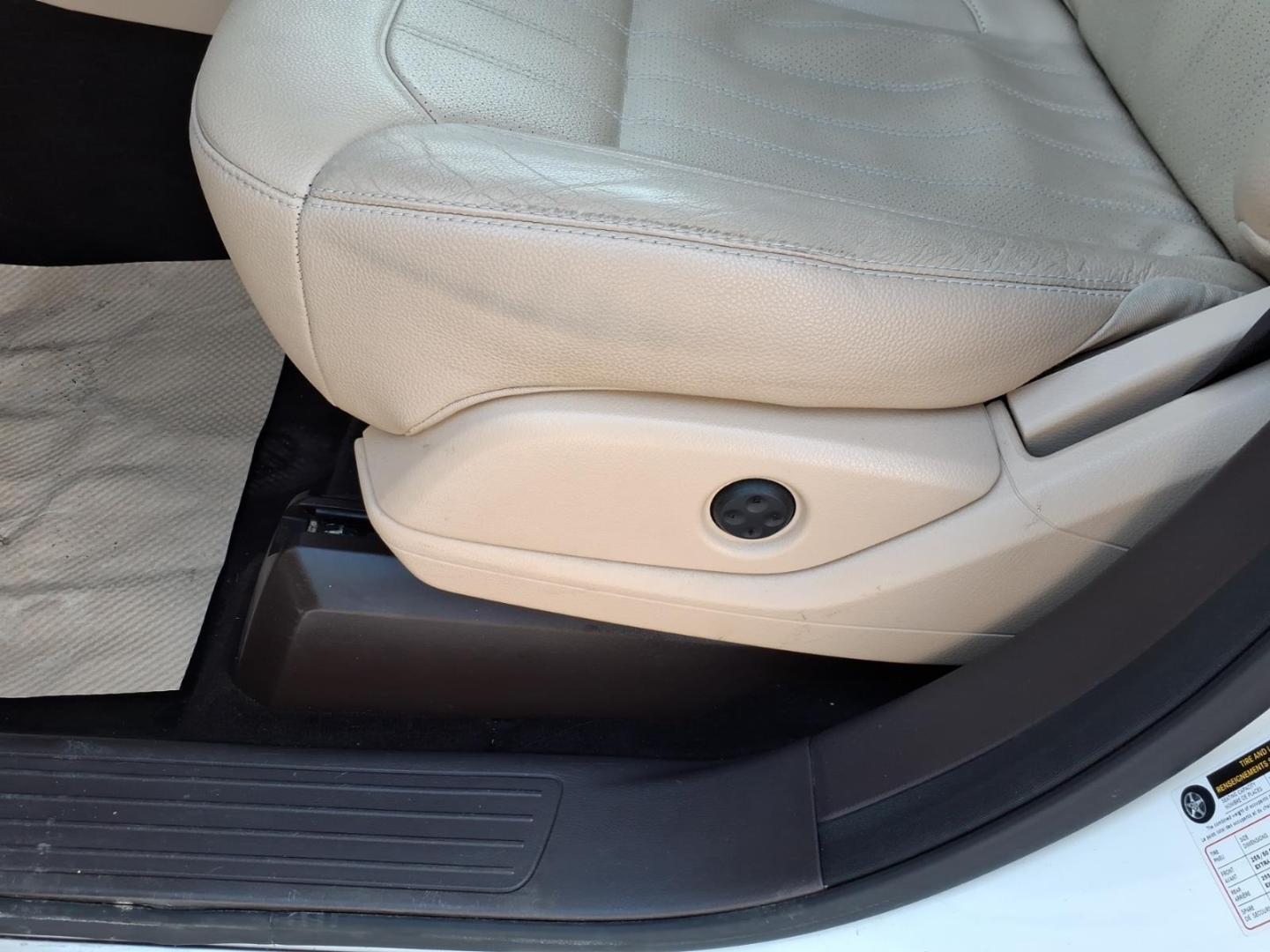 2018 Polar White Mercedes-Benz GLE GLE 350 4MATIC (4JGDA5HB9JB) with an 3.5L 3.5L V6 302hp 273ft. lbs. Direct Injection engine, 7-Speed Shiftable Automatic transmission, located at 5505 N. Summit St., Toledo, OH, 43611, (419) 729-2688, 41.654953, -83.530014 - Photo#3