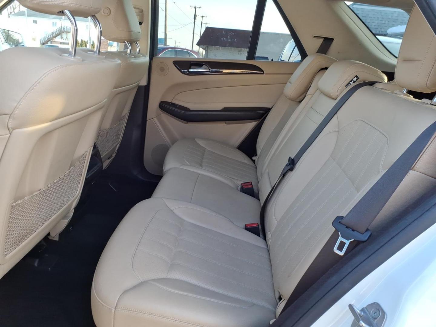 2018 Polar White Mercedes-Benz GLE GLE 350 4MATIC (4JGDA5HB9JB) with an 3.5L 3.5L V6 302hp 273ft. lbs. Direct Injection engine, 7-Speed Shiftable Automatic transmission, located at 5505 N. Summit St., Toledo, OH, 43611, (419) 729-2688, 41.654953, -83.530014 - Photo#4