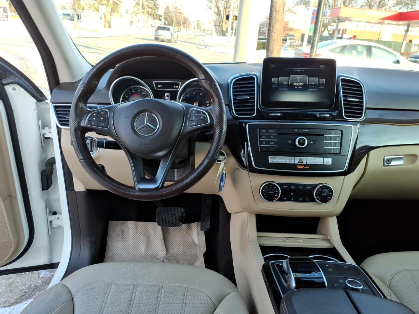 2018 Polar White Mercedes-Benz GLE GLE 350 4MATIC (4JGDA5HB9JB) with an 3.5L 3.5L V6 302hp 273ft. lbs. Direct Injection engine, 7-Speed Shiftable Automatic transmission, located at 5505 N. Summit St., Toledo, OH, 43611, (419) 729-2688, 41.654953, -83.530014 - Photo#5