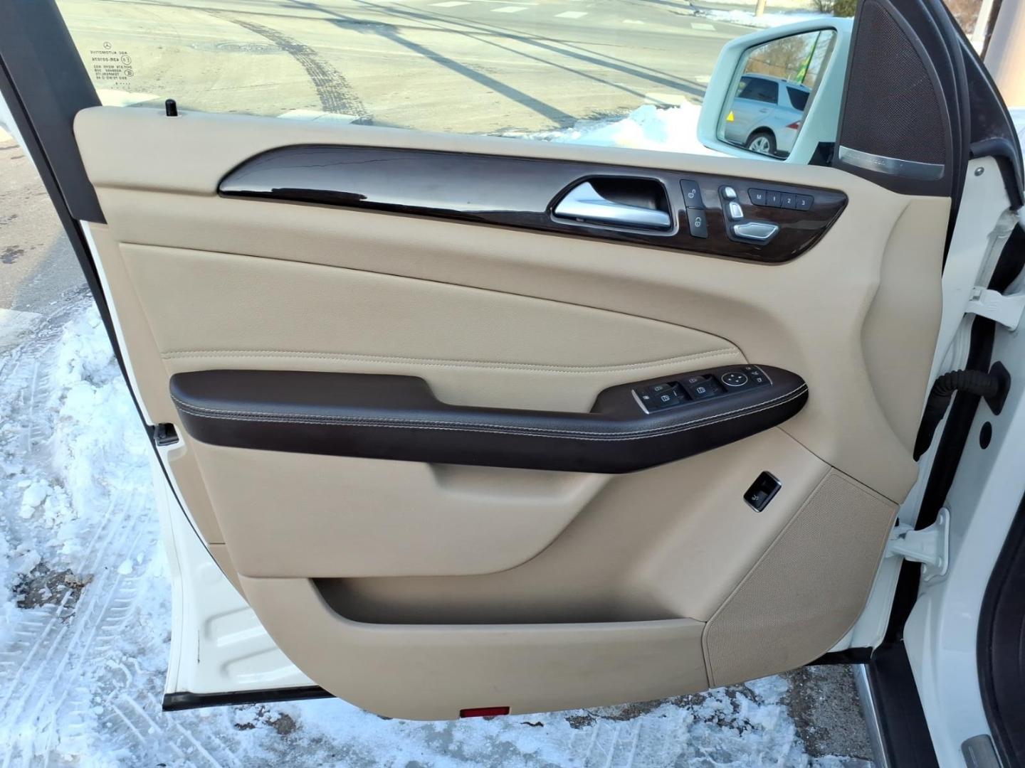 2018 Polar White Mercedes-Benz GLE GLE 350 4MATIC (4JGDA5HB9JB) with an 3.5L 3.5L V6 302hp 273ft. lbs. Direct Injection engine, 7-Speed Shiftable Automatic transmission, located at 5505 N. Summit St., Toledo, OH, 43611, (419) 729-2688, 41.654953, -83.530014 - Photo#6