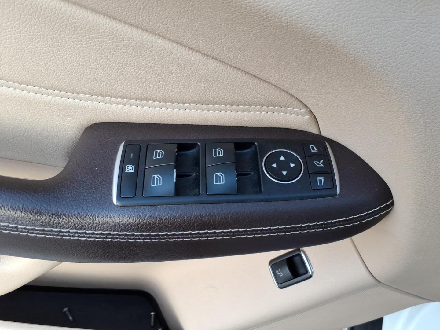 2018 Polar White Mercedes-Benz GLE GLE 350 4MATIC (4JGDA5HB9JB) with an 3.5L 3.5L V6 302hp 273ft. lbs. Direct Injection engine, 7-Speed Shiftable Automatic transmission, located at 5505 N. Summit St., Toledo, OH, 43611, (419) 729-2688, 41.654953, -83.530014 - Photo#8