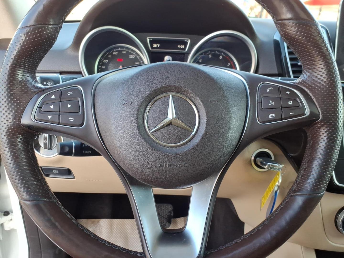 2018 Polar White Mercedes-Benz GLE GLE 350 4MATIC (4JGDA5HB9JB) with an 3.5L 3.5L V6 302hp 273ft. lbs. Direct Injection engine, 7-Speed Shiftable Automatic transmission, located at 5505 N. Summit St., Toledo, OH, 43611, (419) 729-2688, 41.654953, -83.530014 - Photo#9