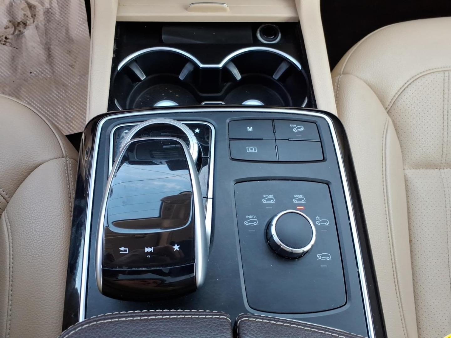 2018 Polar White Mercedes-Benz GLE GLE 350 4MATIC (4JGDA5HB9JB) with an 3.5L 3.5L V6 302hp 273ft. lbs. Direct Injection engine, 7-Speed Shiftable Automatic transmission, located at 5505 N. Summit St., Toledo, OH, 43611, (419) 729-2688, 41.654953, -83.530014 - Photo#12