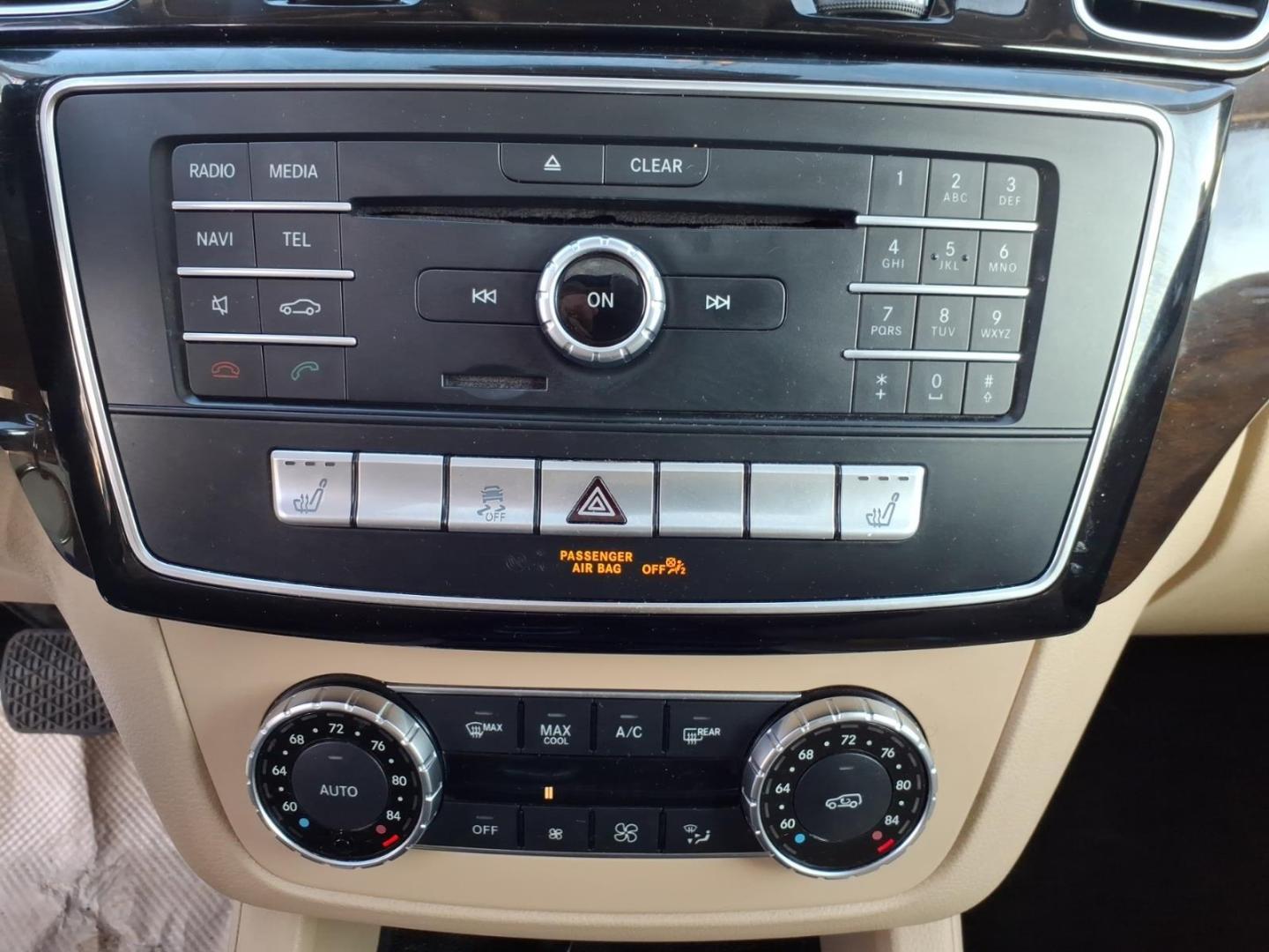 2018 Polar White Mercedes-Benz GLE GLE 350 4MATIC (4JGDA5HB9JB) with an 3.5L 3.5L V6 302hp 273ft. lbs. Direct Injection engine, 7-Speed Shiftable Automatic transmission, located at 5505 N. Summit St., Toledo, OH, 43611, (419) 729-2688, 41.654953, -83.530014 - Photo#13