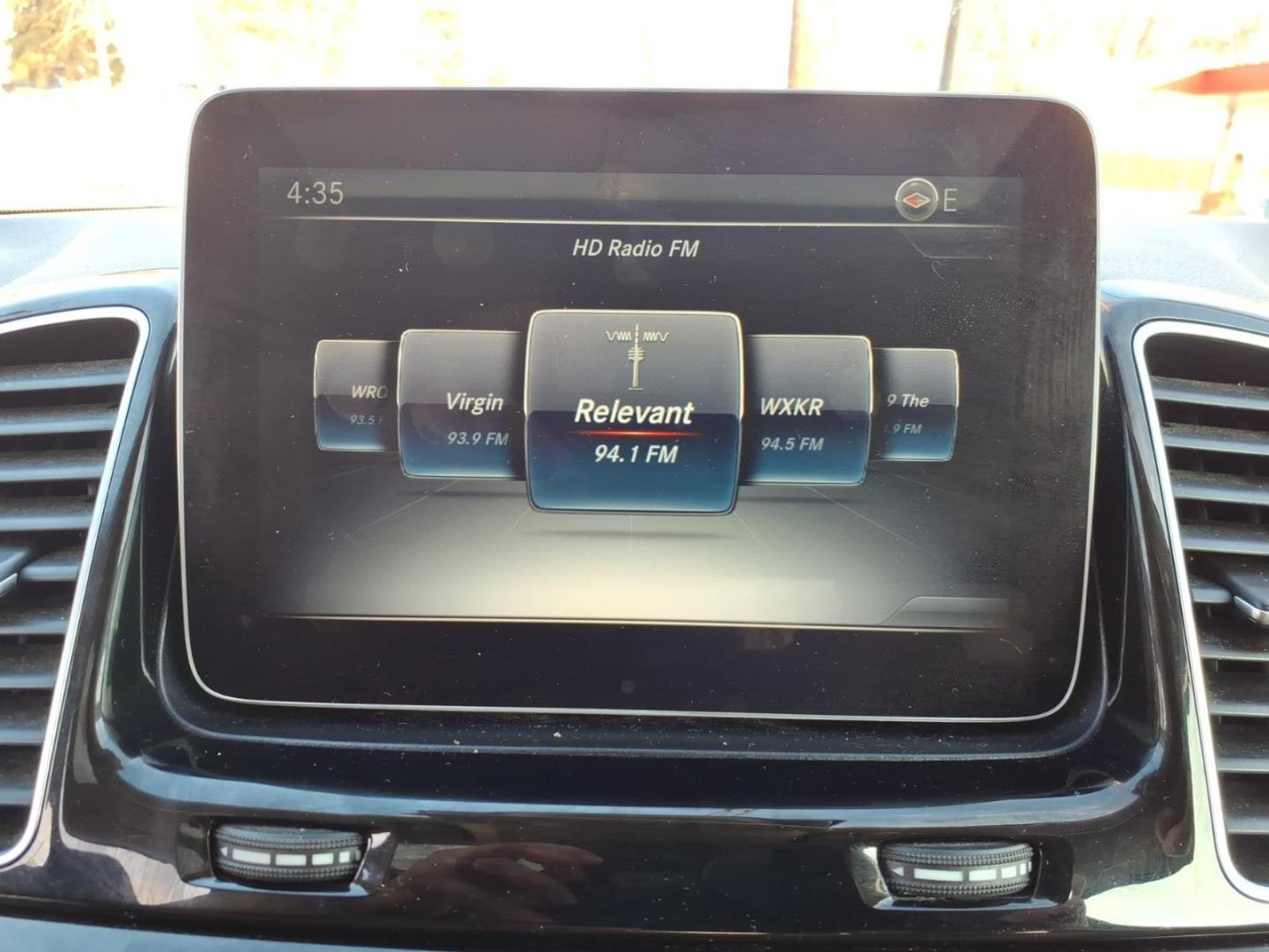 2018 Polar White Mercedes-Benz GLE GLE 350 4MATIC (4JGDA5HB9JB) with an 3.5L 3.5L V6 302hp 273ft. lbs. Direct Injection engine, 7-Speed Shiftable Automatic transmission, located at 5505 N. Summit St., Toledo, OH, 43611, (419) 729-2688, 41.654953, -83.530014 - Photo#14