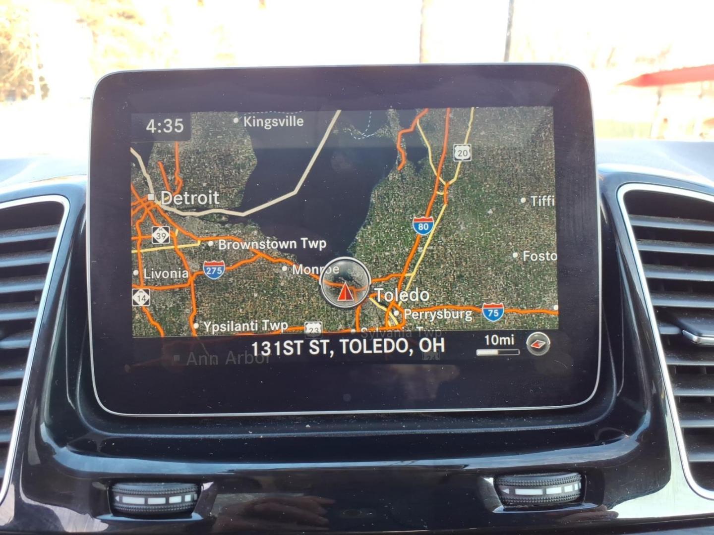 2018 Polar White Mercedes-Benz GLE GLE 350 4MATIC (4JGDA5HB9JB) with an 3.5L 3.5L V6 302hp 273ft. lbs. Direct Injection engine, 7-Speed Shiftable Automatic transmission, located at 5505 N. Summit St., Toledo, OH, 43611, (419) 729-2688, 41.654953, -83.530014 - Photo#15