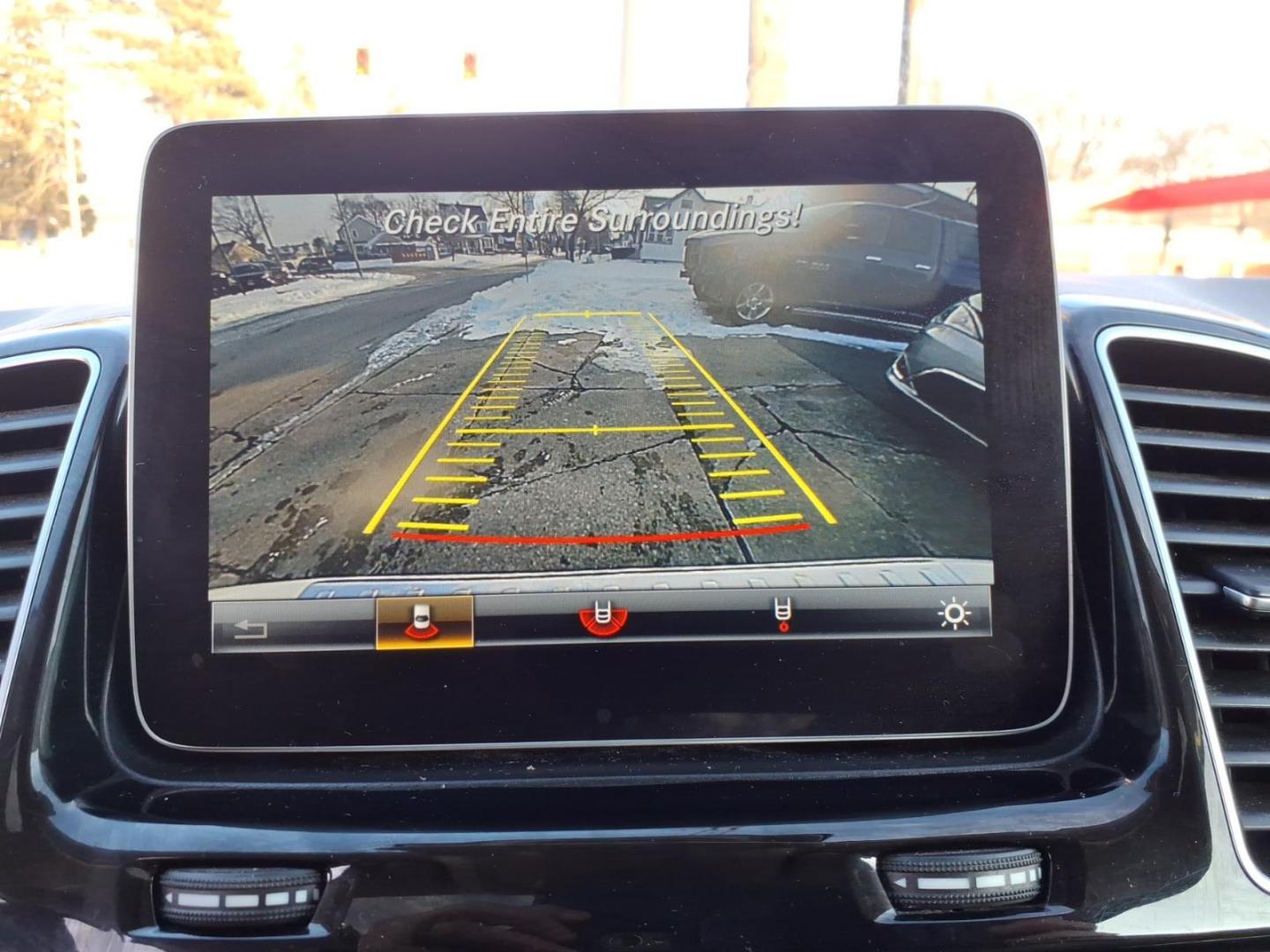 2018 Polar White Mercedes-Benz GLE GLE 350 4MATIC (4JGDA5HB9JB) with an 3.5L 3.5L V6 302hp 273ft. lbs. Direct Injection engine, 7-Speed Shiftable Automatic transmission, located at 5505 N. Summit St., Toledo, OH, 43611, (419) 729-2688, 41.654953, -83.530014 - Photo#16