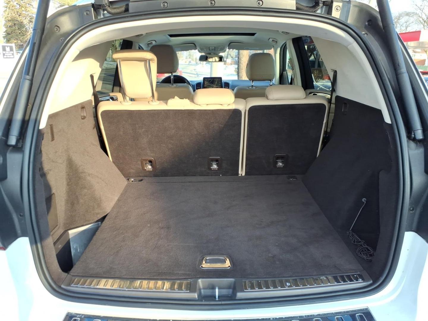 2018 Polar White Mercedes-Benz GLE GLE 350 4MATIC (4JGDA5HB9JB) with an 3.5L 3.5L V6 302hp 273ft. lbs. Direct Injection engine, 7-Speed Shiftable Automatic transmission, located at 5505 N. Summit St., Toledo, OH, 43611, (419) 729-2688, 41.654953, -83.530014 - Photo#17