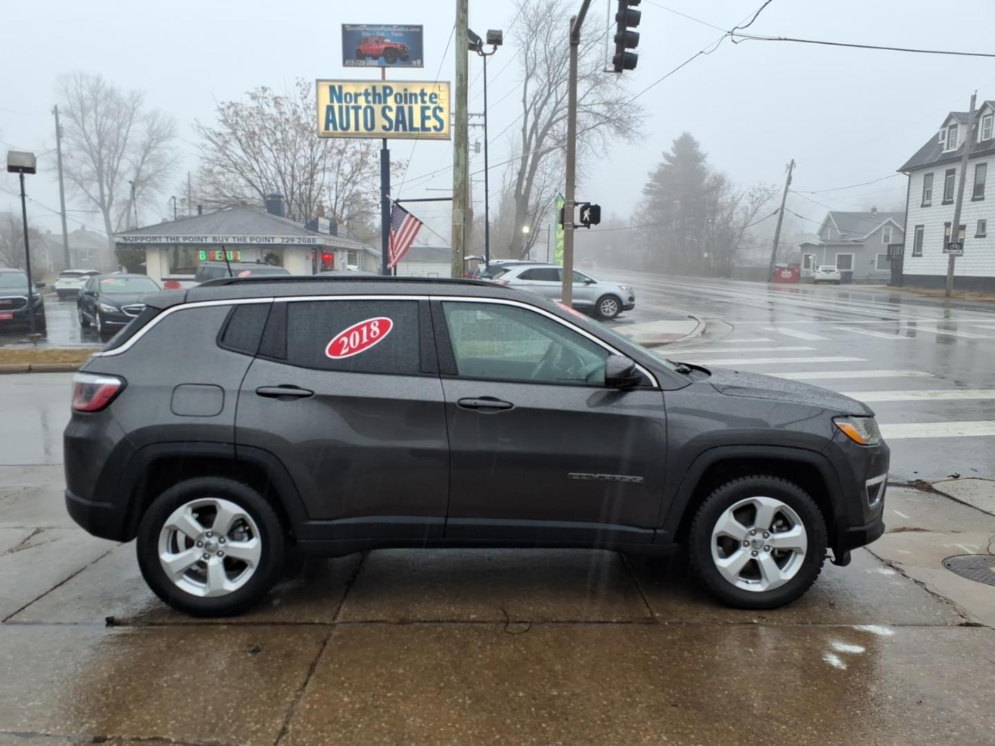 2018 Granite Crystal Metallic Clear Coat Jeep Compass Latitude (3C4NJCBB6JT) with an 2.4L Tigershark 2.4L I4 180hp 175ft. lbs. Sequential Multiport Fuel Injection engine, Aisin 6-Speed Automatic transmission, located at 5505 N. Summit St., Toledo, OH, 43611, (419) 729-2688, 41.654953, -83.530014 - Photo#0