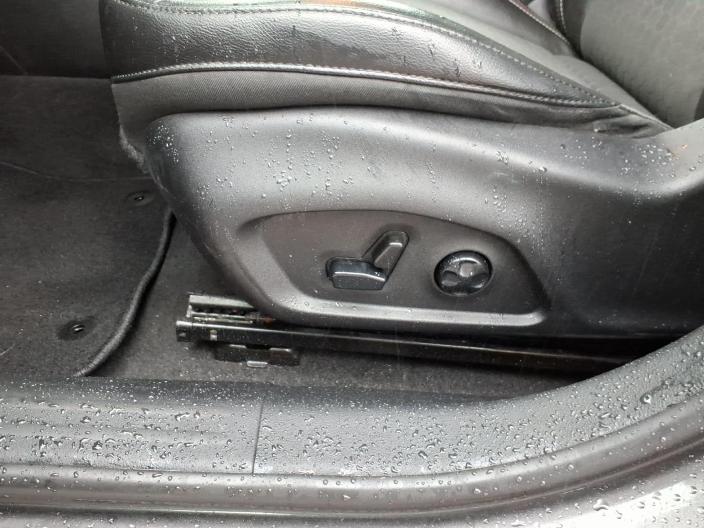 2018 Granite Crystal Metallic Clear Coat Jeep Compass Latitude (3C4NJCBB6JT) with an 2.4L Tigershark 2.4L I4 180hp 175ft. lbs. Sequential Multiport Fuel Injection engine, Aisin 6-Speed Automatic transmission, located at 5505 N. Summit St., Toledo, OH, 43611, (419) 729-2688, 41.654953, -83.530014 - Photo#2