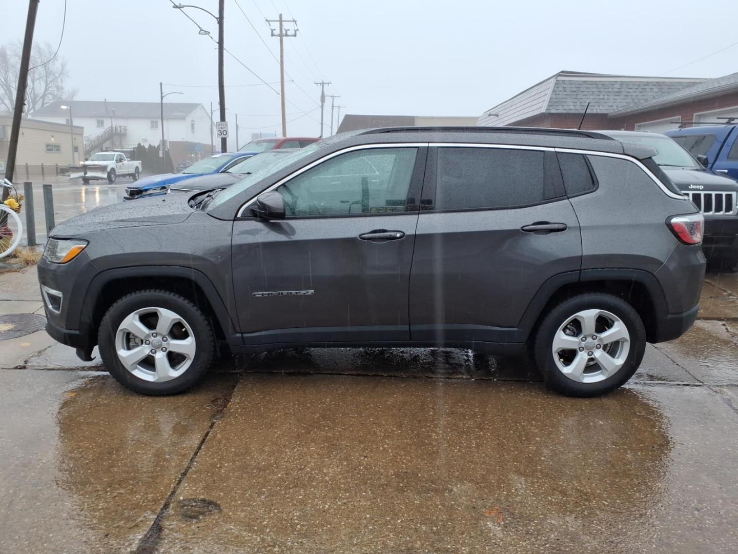 2018 Granite Crystal Metallic Clear Coat Jeep Compass Latitude (3C4NJCBB6JT) with an 2.4L Tigershark 2.4L I4 180hp 175ft. lbs. Sequential Multiport Fuel Injection engine, Aisin 6-Speed Automatic transmission, located at 5505 N. Summit St., Toledo, OH, 43611, (419) 729-2688, 41.654953, -83.530014 - Photo#22