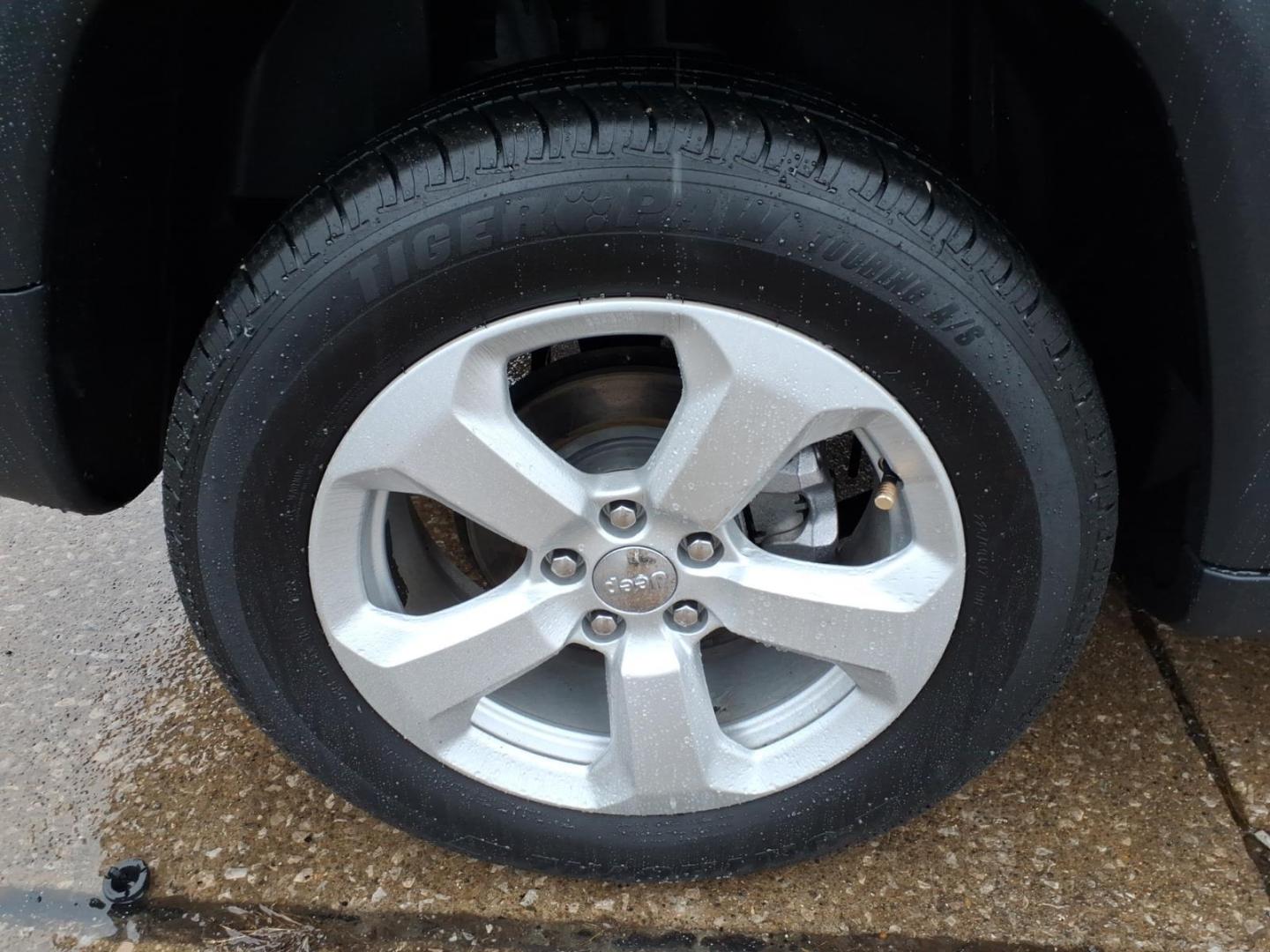 2018 Granite Crystal Metallic Clear Coat Jeep Compass Latitude (3C4NJCBB6JT) with an 2.4L Tigershark 2.4L I4 180hp 175ft. lbs. Sequential Multiport Fuel Injection engine, Aisin 6-Speed Automatic transmission, located at 5505 N. Summit St., Toledo, OH, 43611, (419) 729-2688, 41.654953, -83.530014 - Photo#26