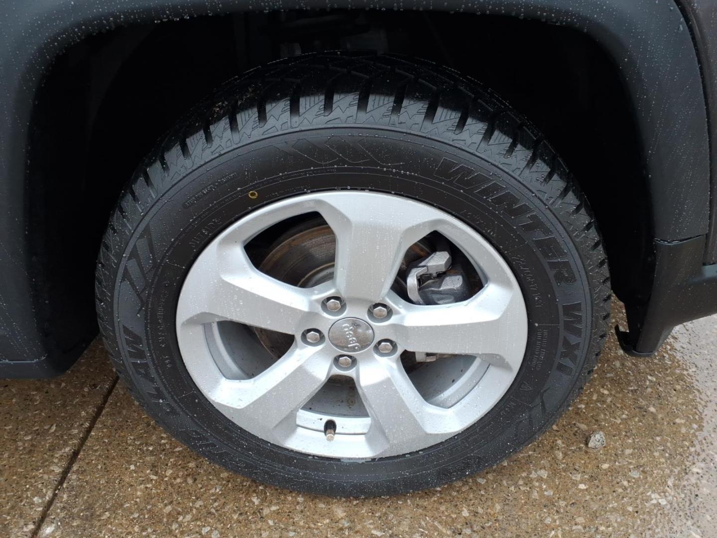 2018 Granite Crystal Metallic Clear Coat Jeep Compass Latitude (3C4NJCBB6JT) with an 2.4L Tigershark 2.4L I4 180hp 175ft. lbs. Sequential Multiport Fuel Injection engine, Aisin 6-Speed Automatic transmission, located at 5505 N. Summit St., Toledo, OH, 43611, (419) 729-2688, 41.654953, -83.530014 - Photo#27