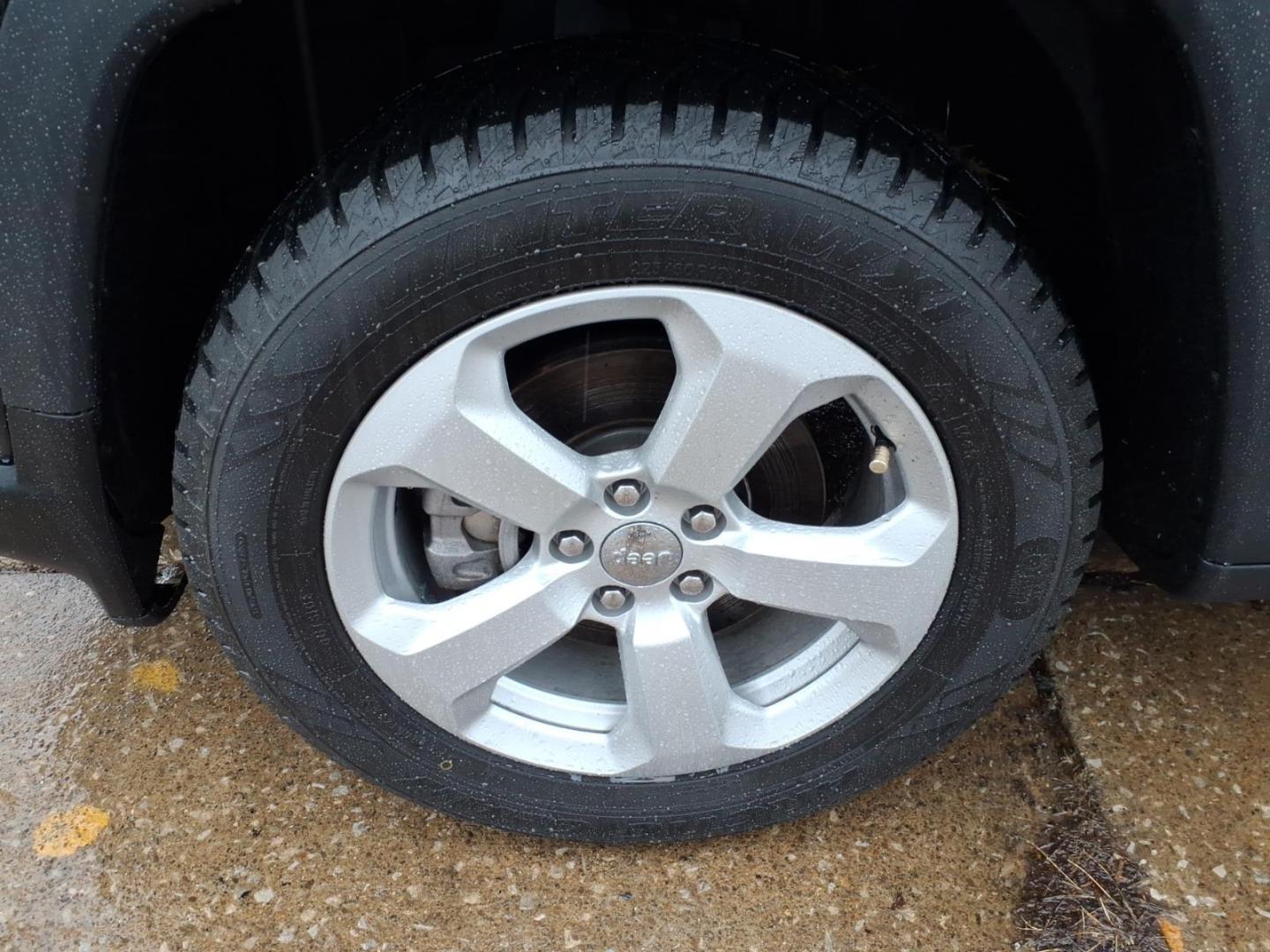 2018 Granite Crystal Metallic Clear Coat Jeep Compass Latitude (3C4NJCBB6JT) with an 2.4L Tigershark 2.4L I4 180hp 175ft. lbs. Sequential Multiport Fuel Injection engine, Aisin 6-Speed Automatic transmission, located at 5505 N. Summit St., Toledo, OH, 43611, (419) 729-2688, 41.654953, -83.530014 - Photo#28