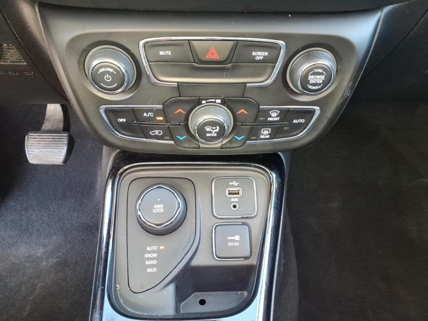 2018 Laser Blue Pearl Coat Jeep Compass Limited (3C4NJDCB7JT) with an 2.4L Tigershark 2.4L I4 180hp 175ft. lbs. Sequential Multiport Fuel Injection engine, 9-Speed Shiftable Automatic transmission, located at 5505 N. Summit St., Toledo, OH, 43611, (419) 729-2688, 41.654953, -83.530014 - Photo#12