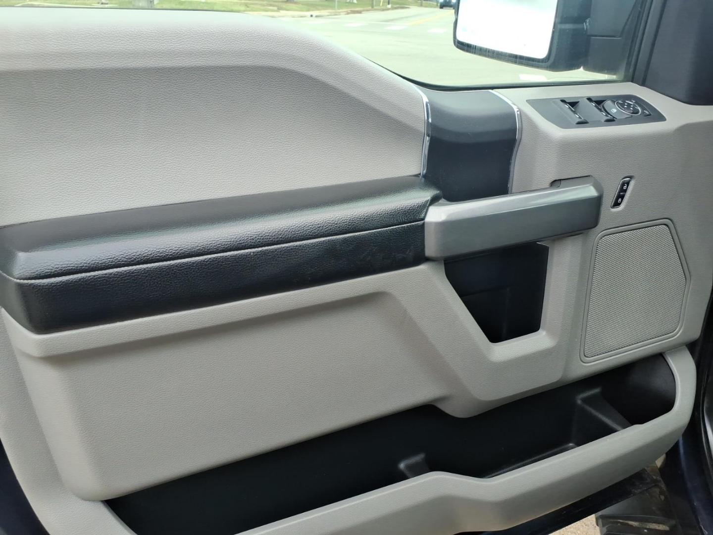 2016 Blue Jeans Metallic Ford F-150 XLT (1FTEW1EF1GF) with an 5.0L 5.0L Flex Fuel V8 385hp 387ft. lbs. Sequential Multiport Fuel Injection engine, 6-Speed Shiftable Automatic transmission, located at 5505 N. Summit St., Toledo, OH, 43611, (419) 729-2688, 41.654953, -83.530014 - Photo#4