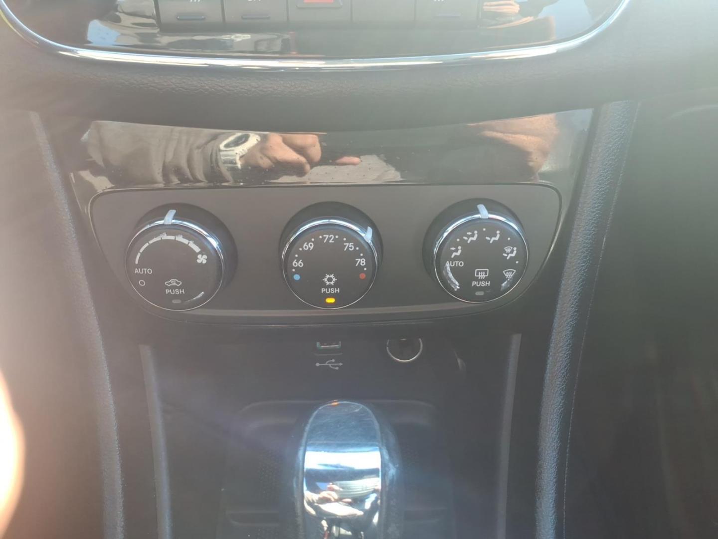 2013 Black Clear Coat Chrysler 200 Limited (1C3CCBCG6DN) with an 3.6L Pentastar 3.6L Flex Fuel V6 283hp 260ft. lbs. Sequential Multiport Fuel Injection engine, 6-Speed Shiftable Automatic transmission, located at 5505 N. Summit St., Toledo, OH, 43611, (419) 729-2688, 41.654953, -83.530014 - Photo#7