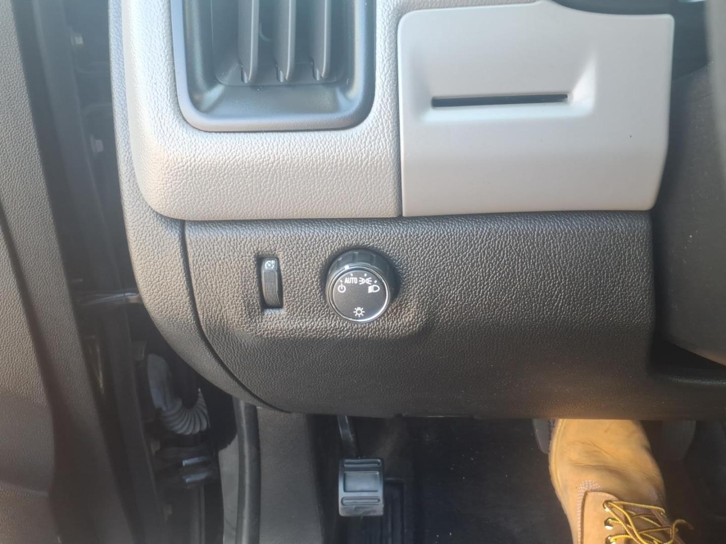 2018 Black Chevrolet Colorado Work Truck (1GCHSBEN2J1) with an 3.6L 3.6L V6 308hp 275ft. lbs. Direct Injection engine, 8-Speed Shiftable Automatic transmission, located at 5505 N. Summit St., Toledo, OH, 43611, (419) 729-2688, 41.654953, -83.530014 - Photo#11