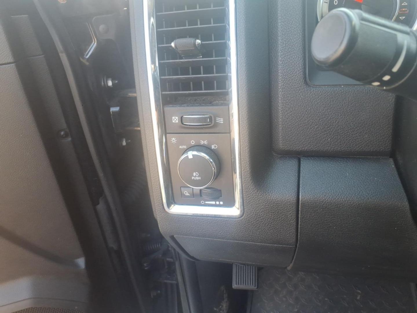 2015 Brilliant Black Crystal Pearl Coat/Bright Silver M RAM 1500 Laramie (1C6RR7VT0FS) with an 5.7L HEMI 5.7L V8 395hp 410ft. lbs. Sequential Multiport Fuel Injection engine, 8-Speed Shiftable Automatic transmission, located at 5505 N. Summit St., Toledo, OH, 43611, (419) 729-2688, 41.654953, -83.530014 - Photo#2